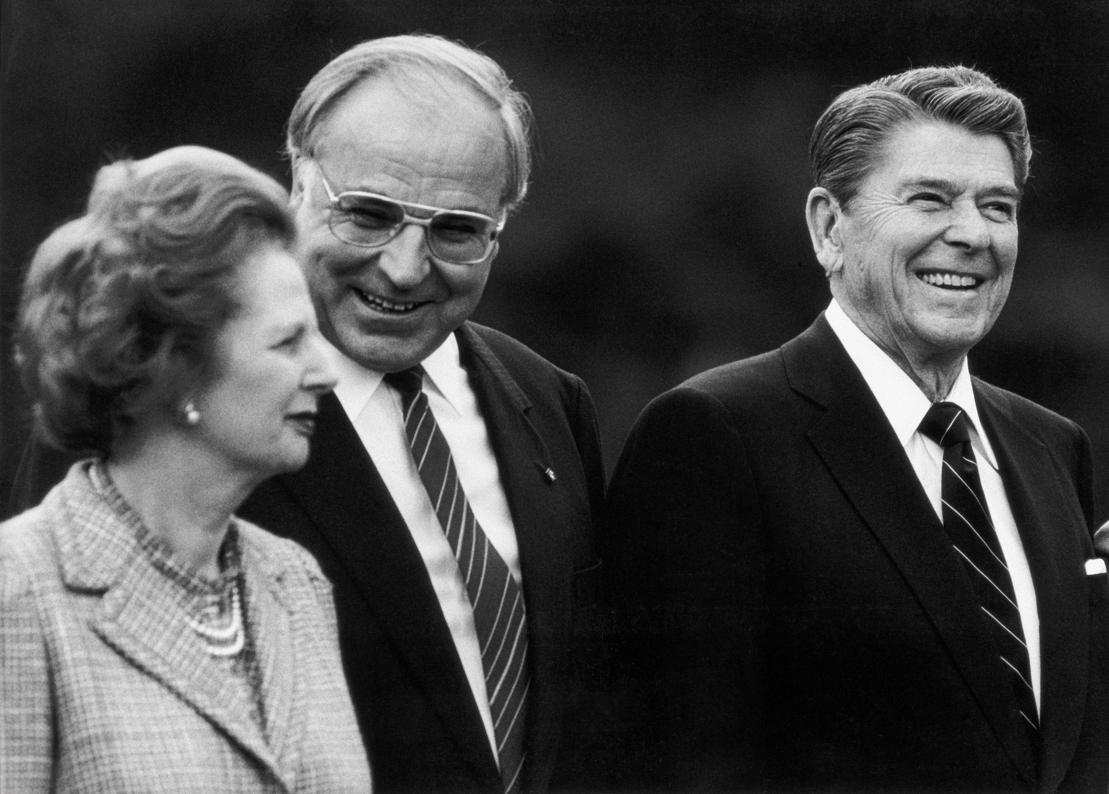 Con Helmut Kohl e Ronald Reagan, nel 1985