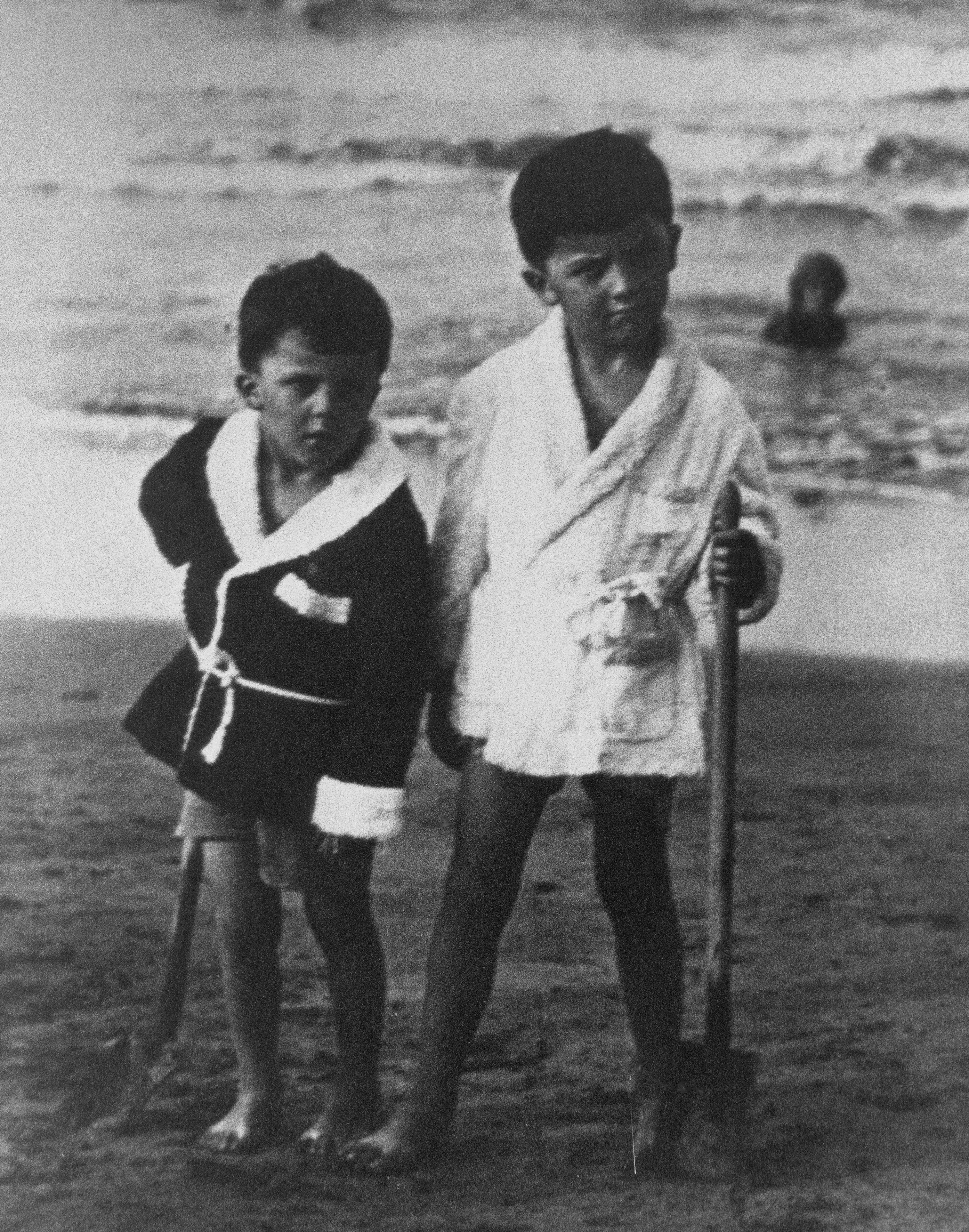 1925. Il mare della sua Rimini con il fratellino Riccardo