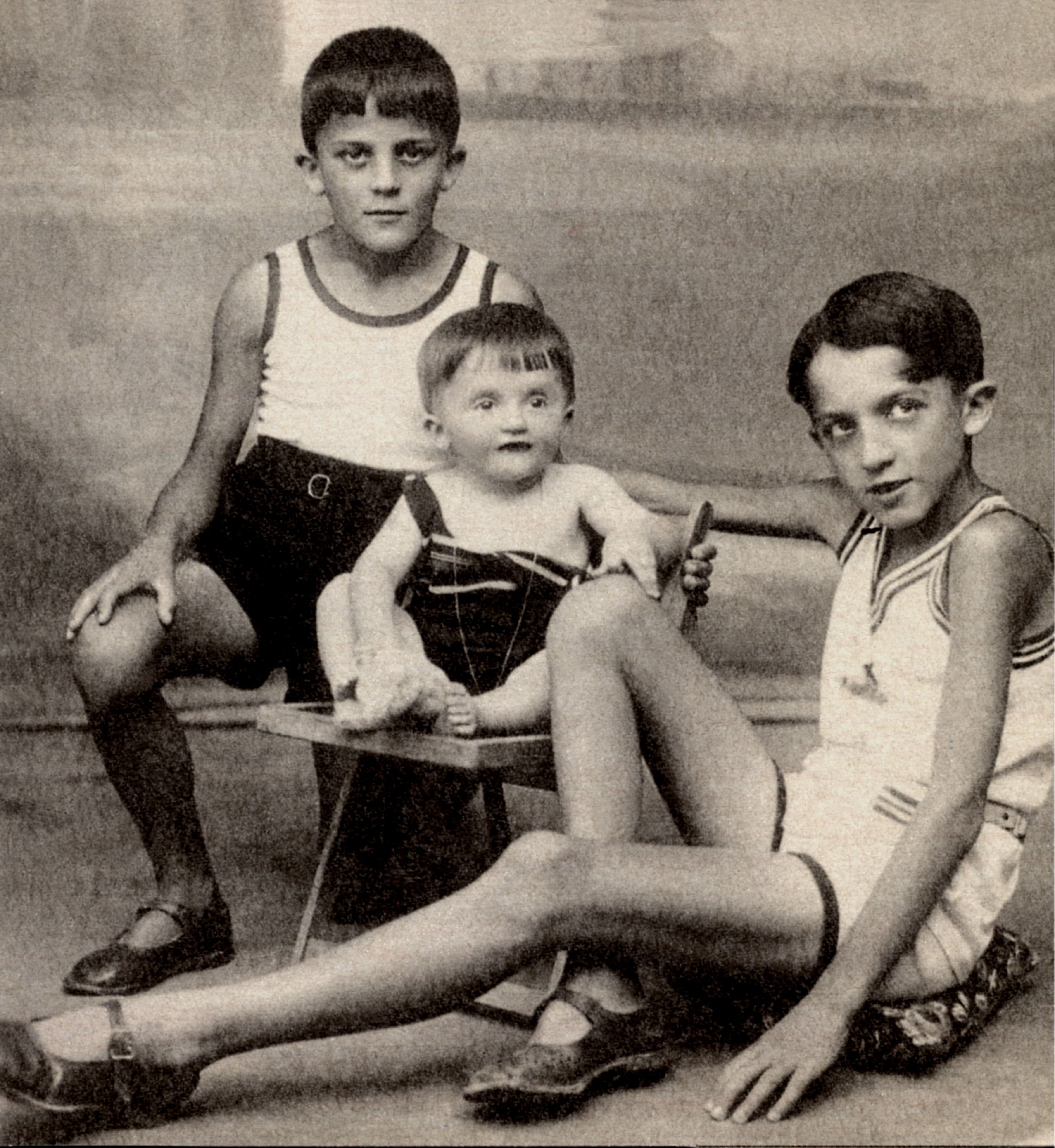 1932. I fratelli Fellini: Federico a destra, la piccola Maddalena e Riccardo