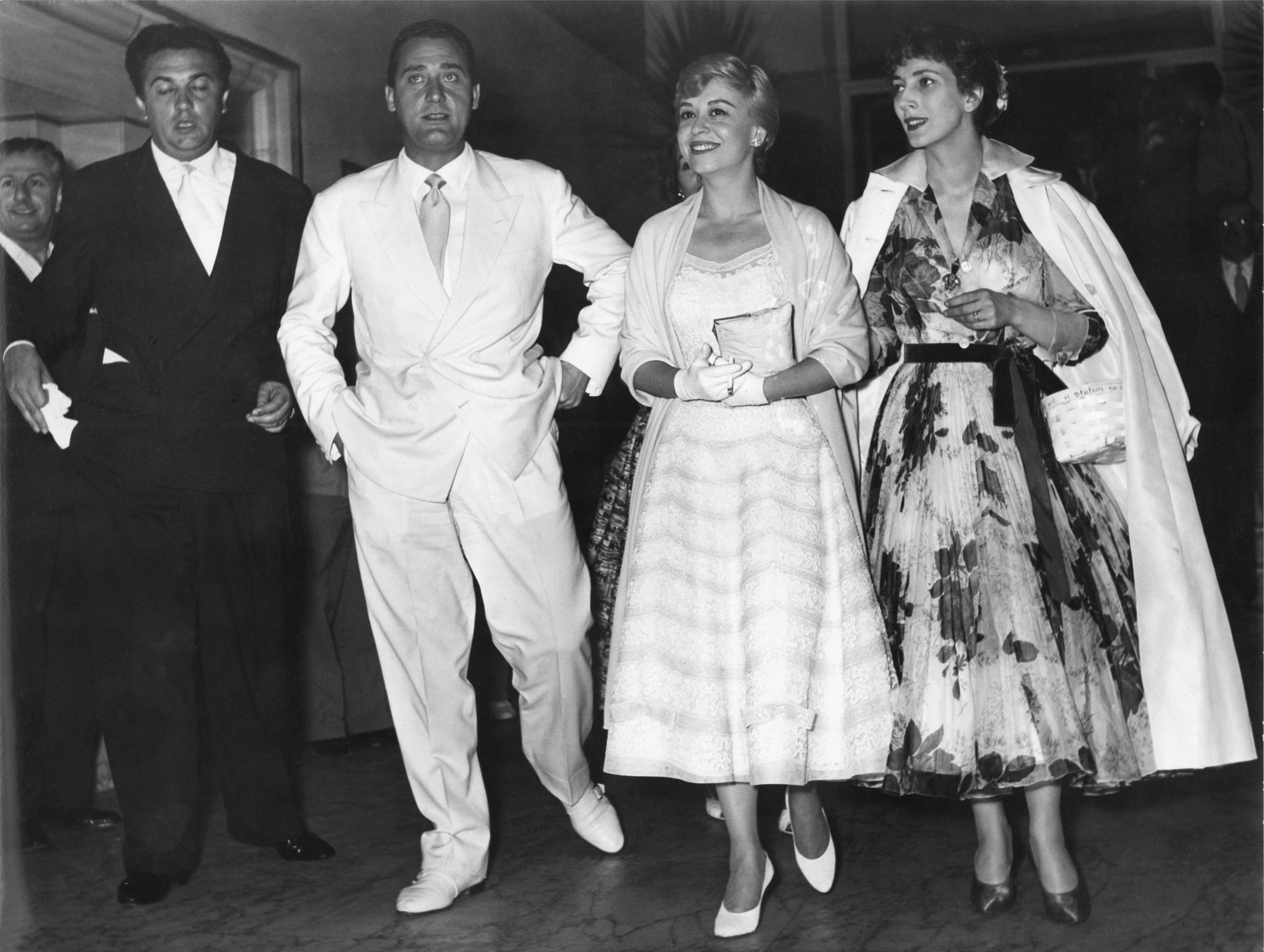 Fellini apre la fila da sinistra. Poi Alberto Sordi, Giulietta Masina e Valentina Cortese nel 1955
