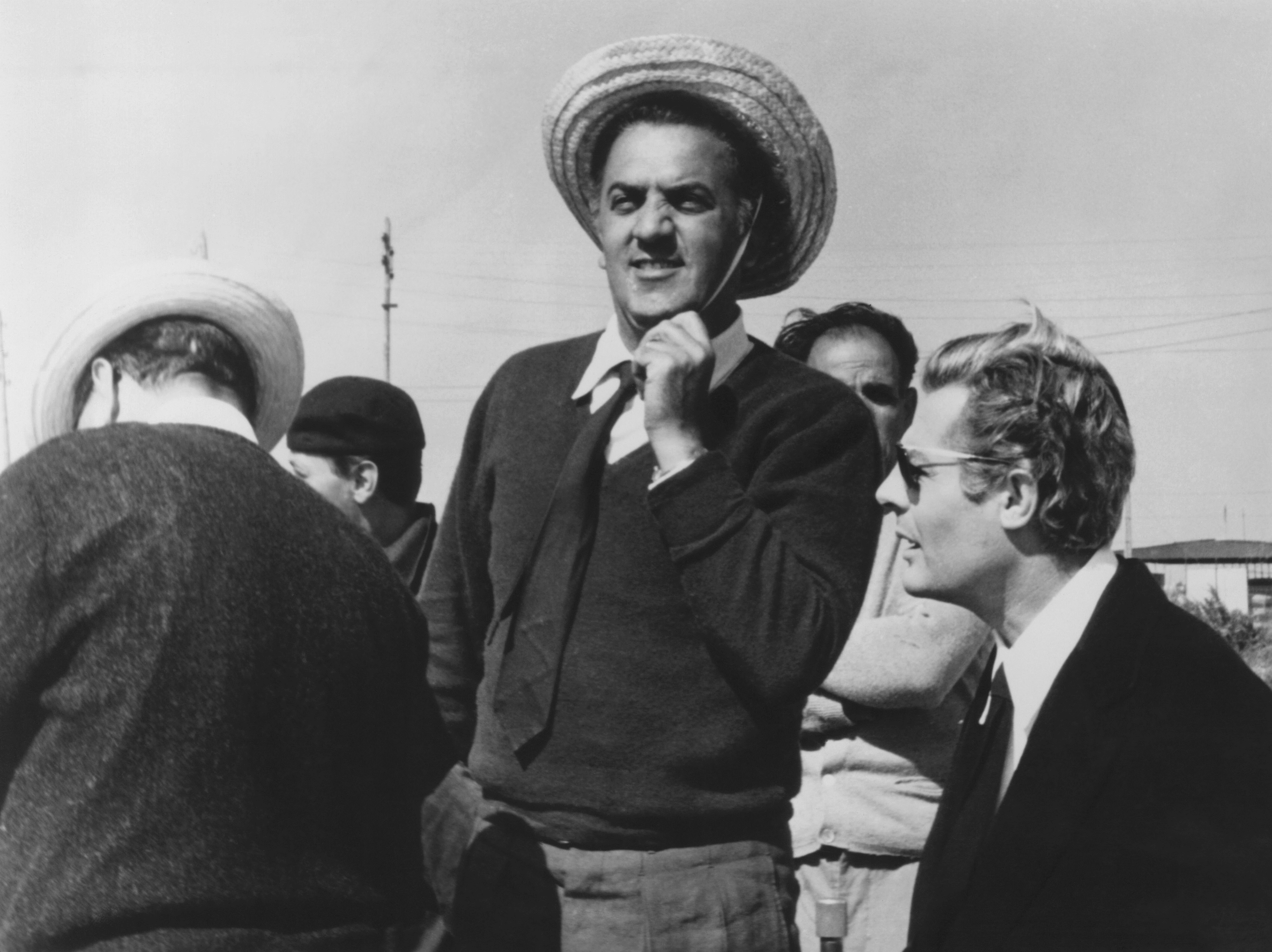 Sul set di 8 e mezzo, 1963. A destra Marcello Mastroianni