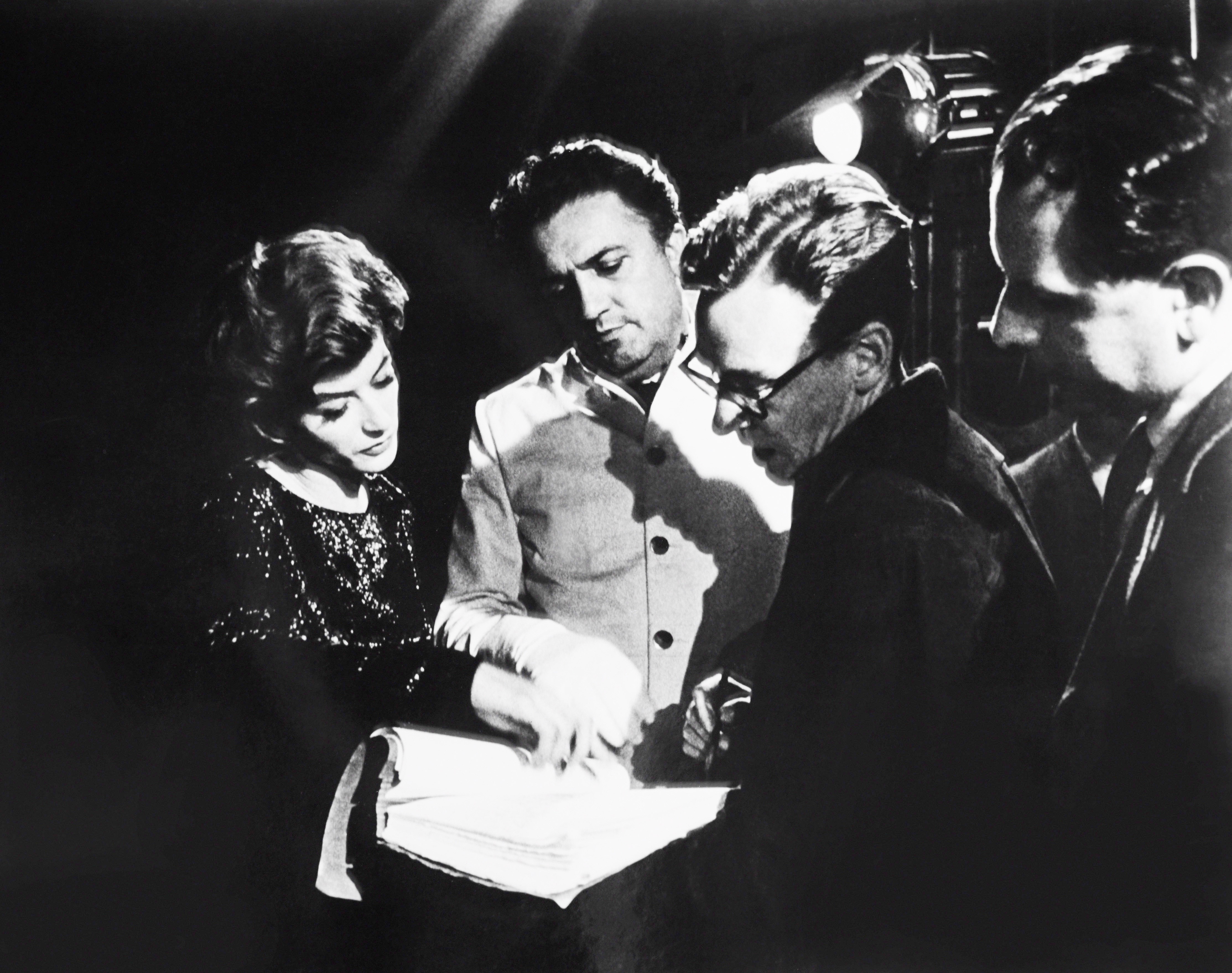 Sul set de La Dolce Vita nel 1960. Alla sinistra del regista l'attrice Anouk Aimée
