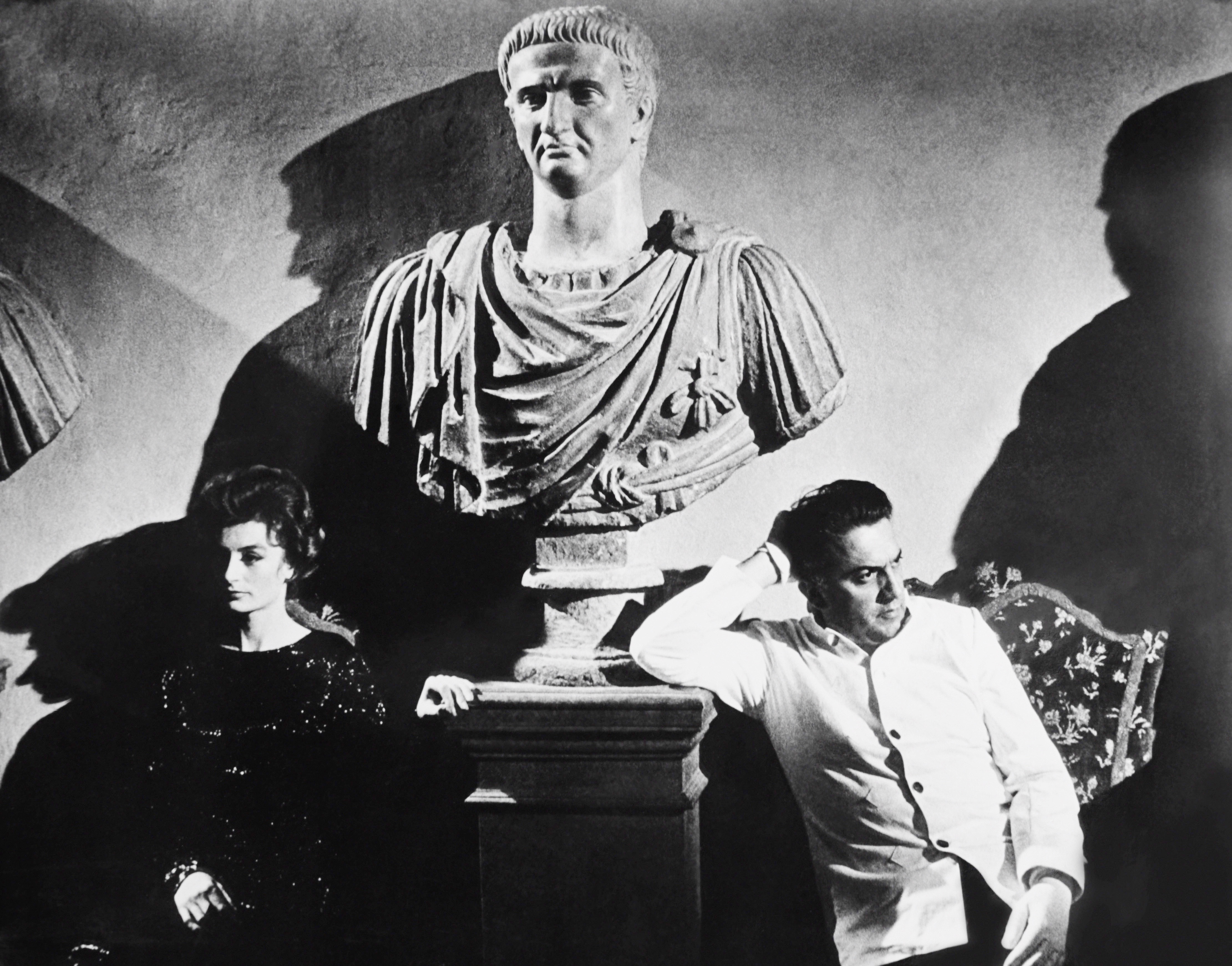 Uno scatto dal set de La Dolce Vita, 1960. Fellini con Anouk Aimée