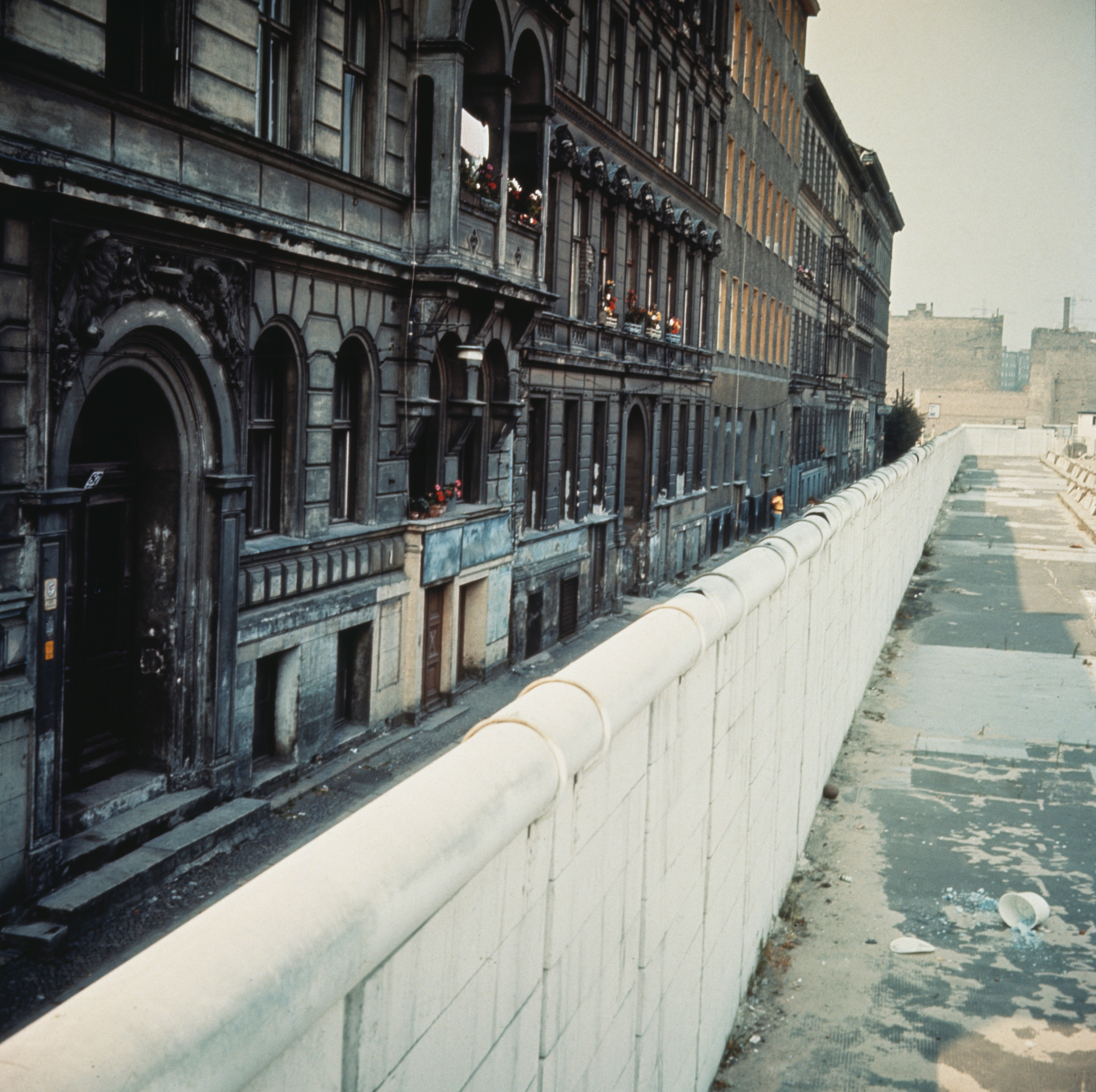 Una visuale del muro di Berlino, nel 1970