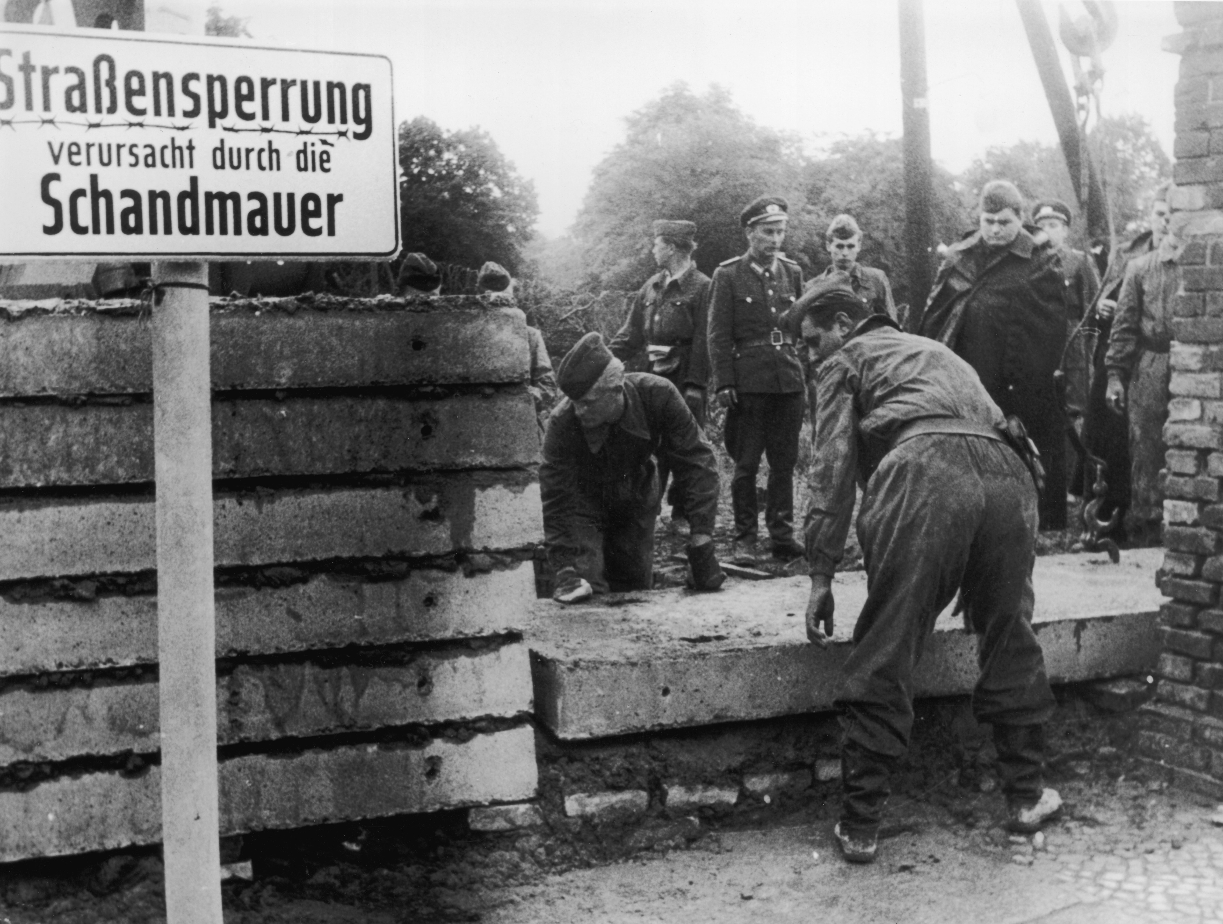 13 agosto 1961, soldati della Germania dell’Est intenti a edificare il muro che divide Berlino in due parti