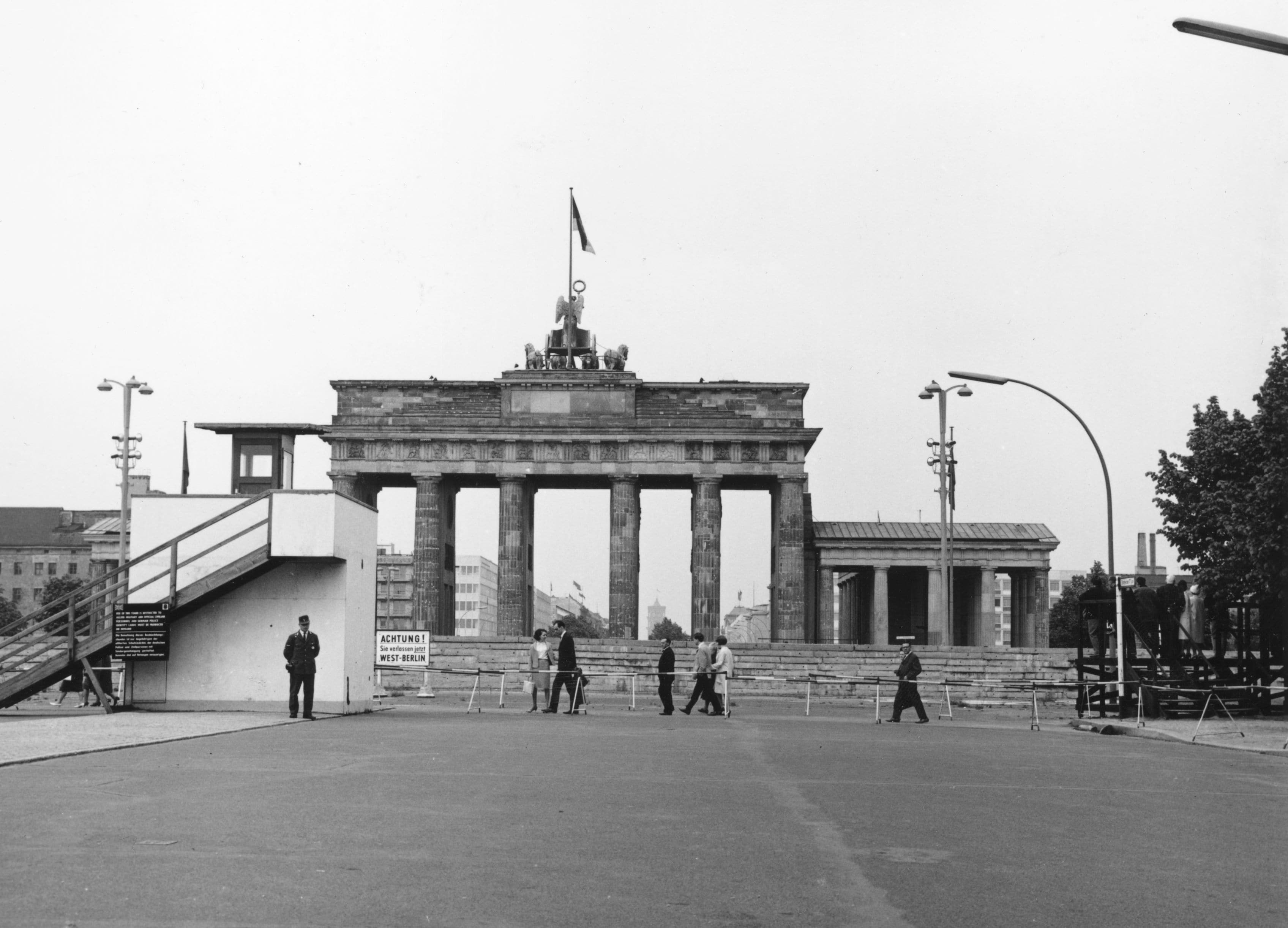 Maggio 1966, il muro di Berlino di fronte alla porta di Brandeburgo