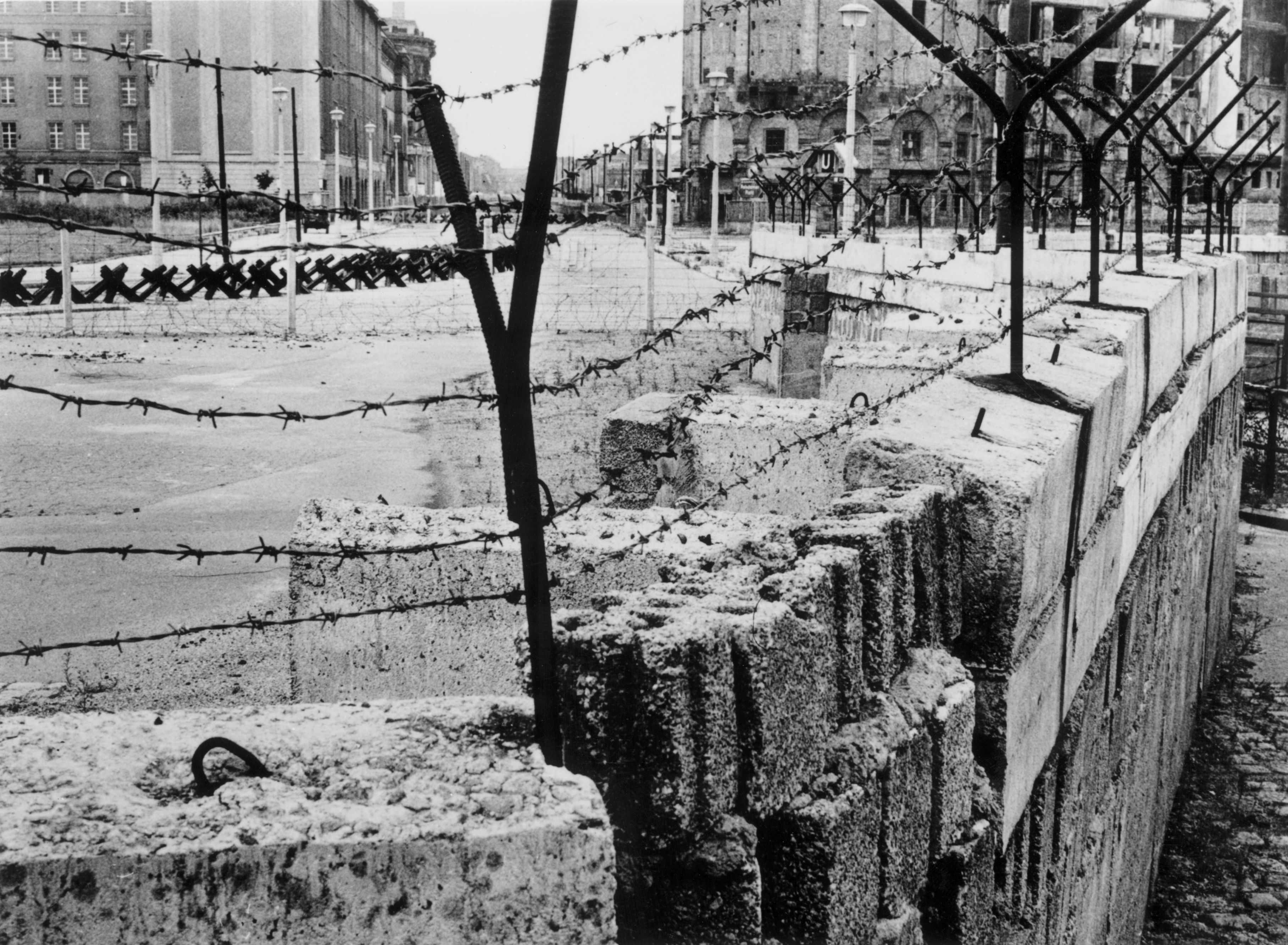 Potsdamer Platz, nel 1961. Si nota il particolare del filo spinato posto sopra il muro, alimentato con corrente ad alta tensione