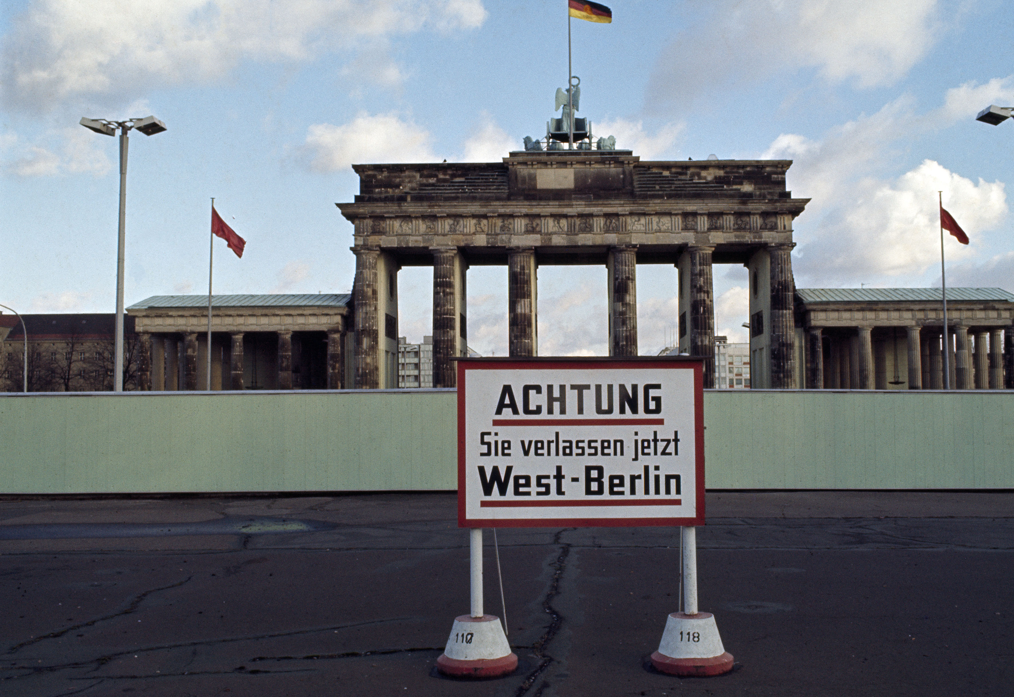 Avviso al confine di Berlino Est alla Porta di Brandeburgo nel 1989