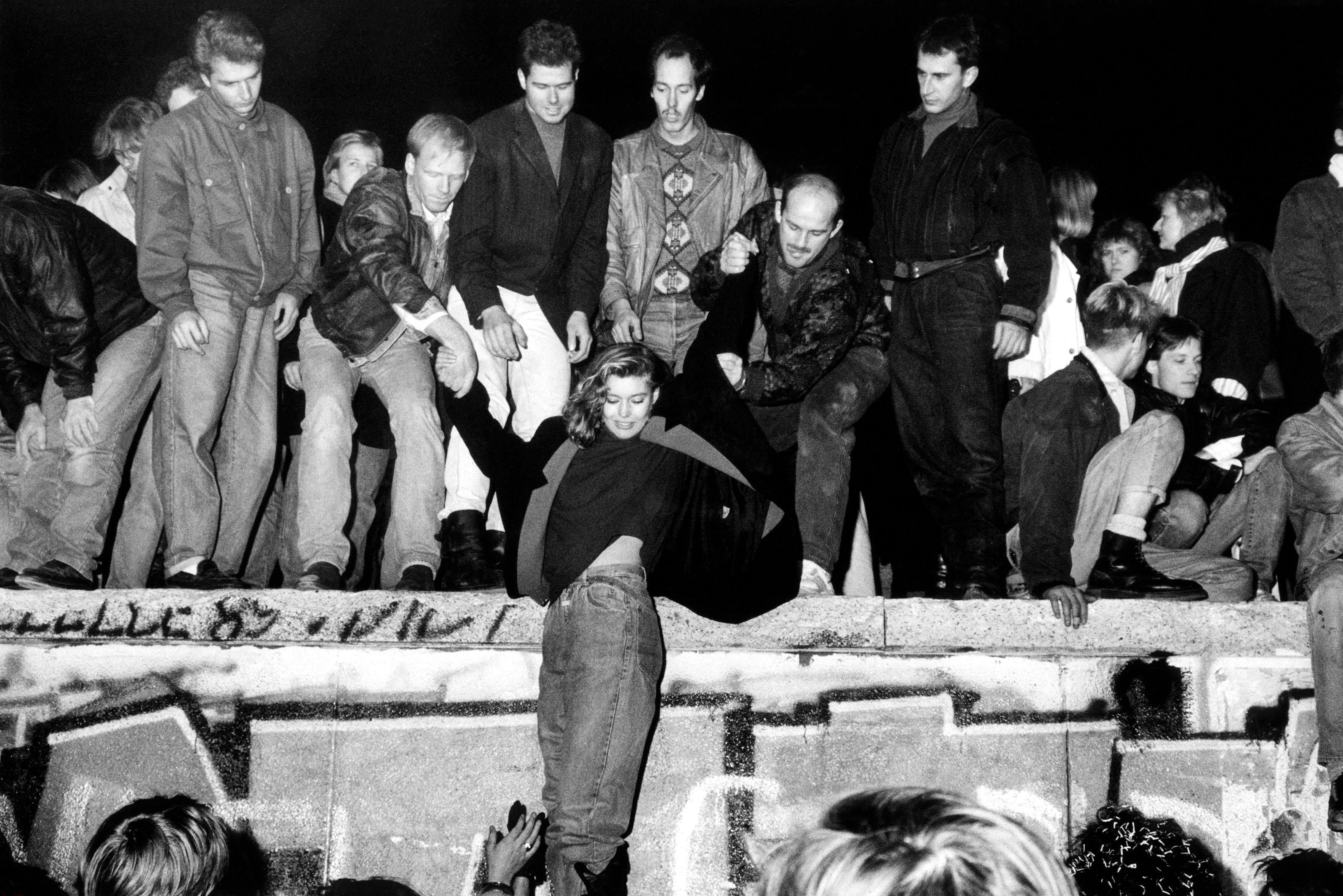 Il 9 novembre 1989, dopo una conferenza stampa in cui i vertici politici della Germania Est dichiarano l’apertura immediata del confine con Berlino Ovest, improvvisamente decine di migliaia di berlinesi si precipitano in strada e le guardie di confine, che non hanno ordini a riguardo, sono costrette ad aprire i check point, avviando un vero e proprio esodo