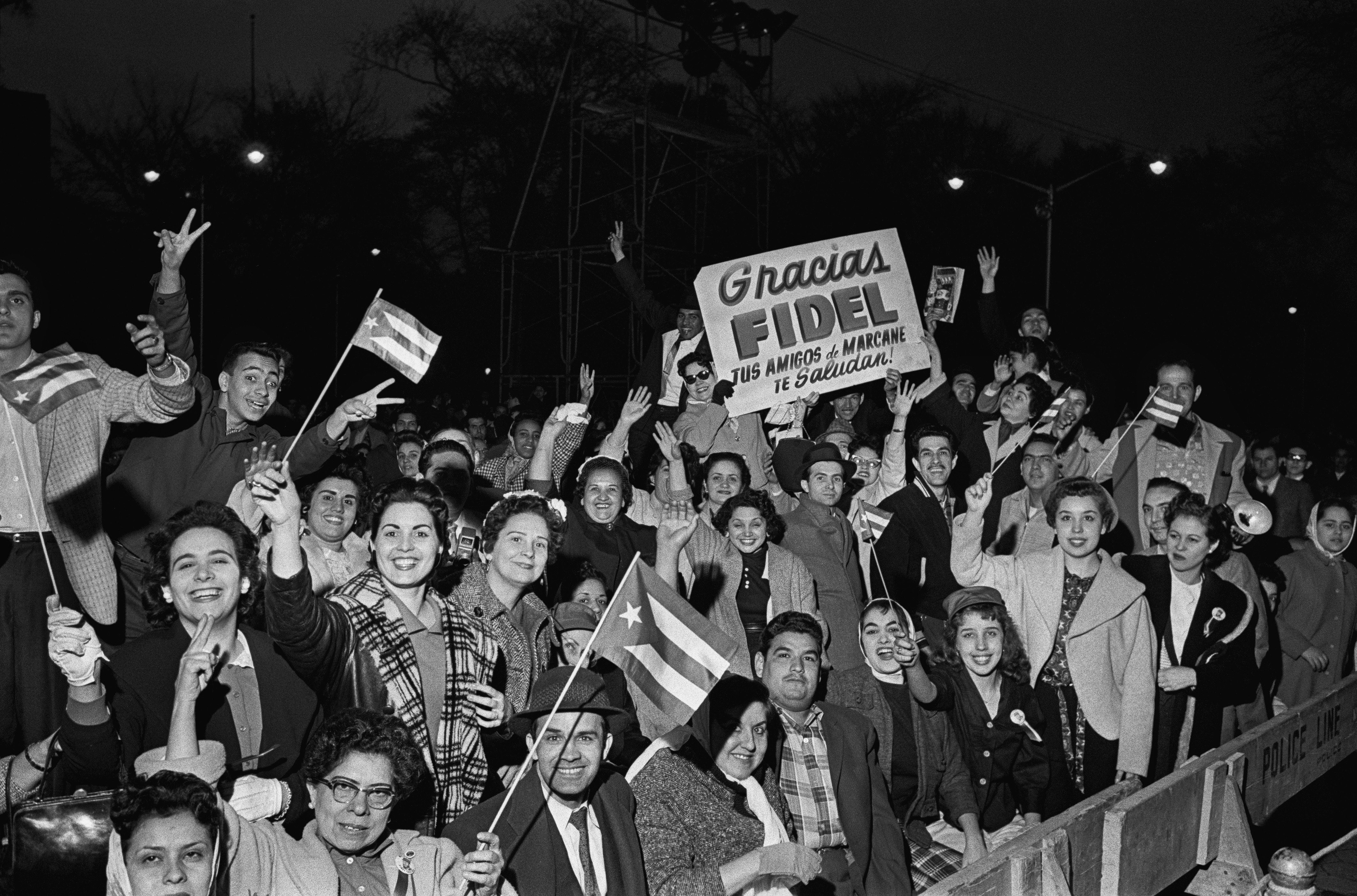 Una folla di persone che attende il passaggio di Castro durante la sua visita a New York, nel 1959