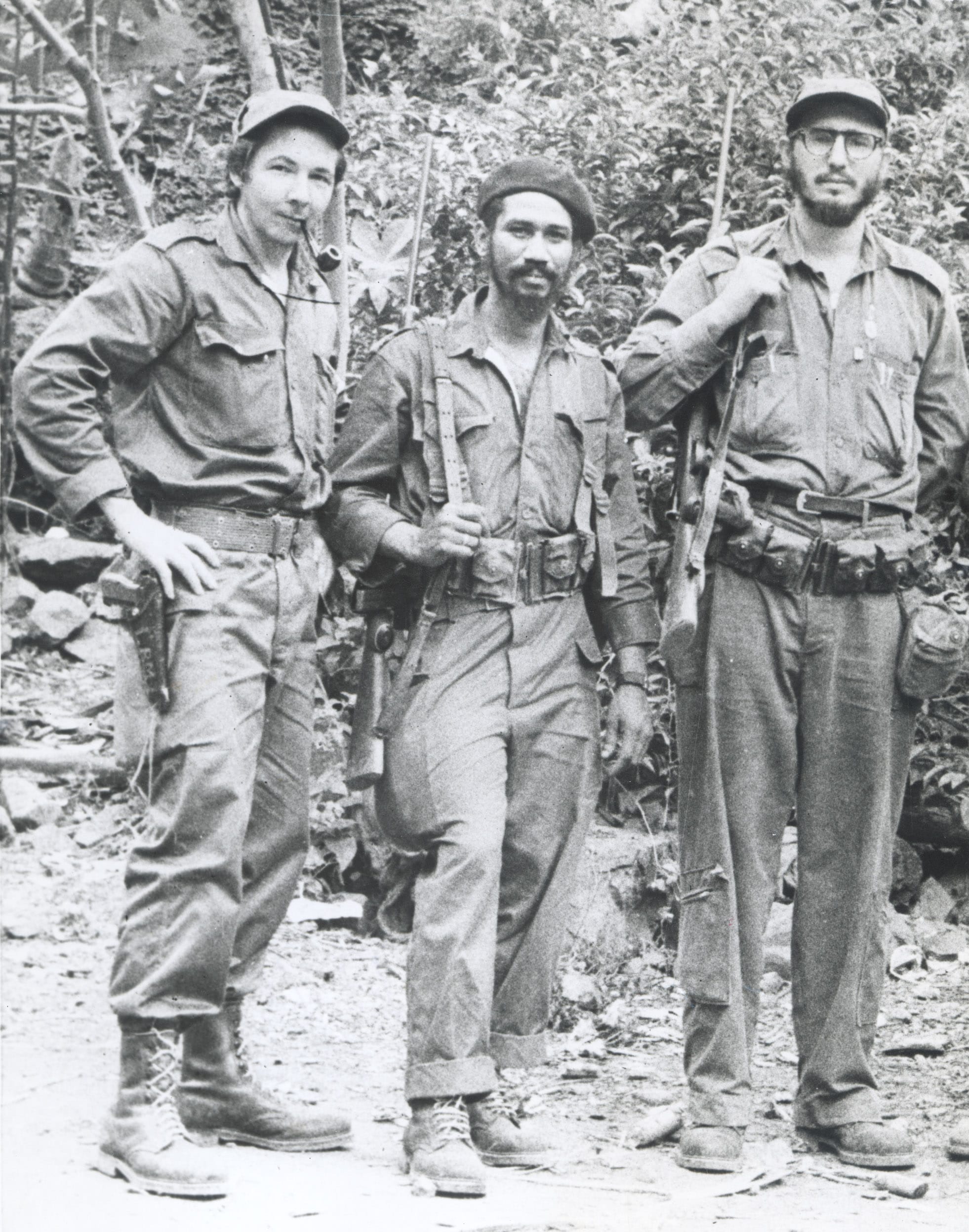 Castro (sulla destra) insieme al fratello Raul (sulla sinistra) e Juan Almeida nella Sierra Maestra nel 1959