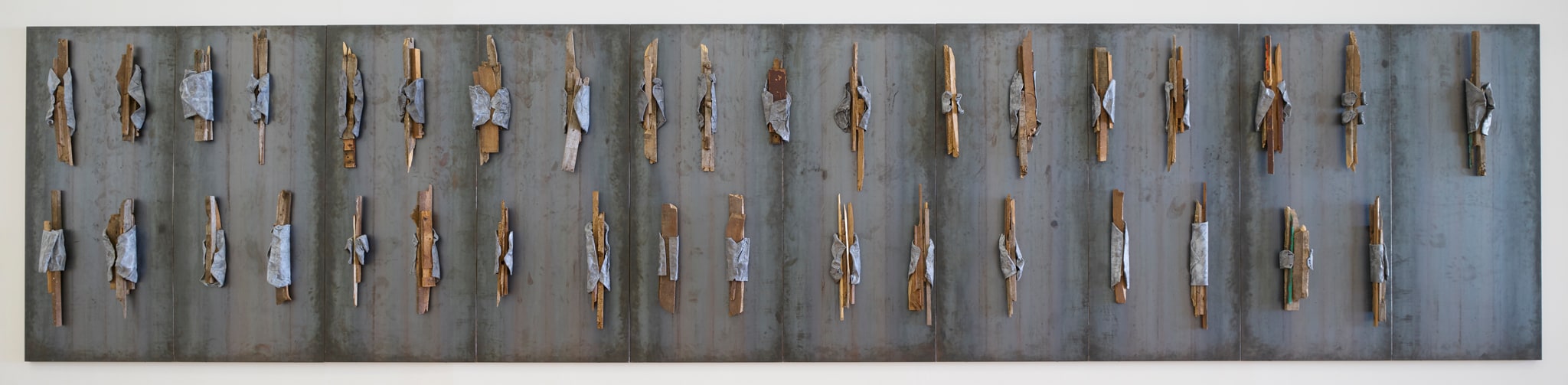 Jannis Kounellis (Pireo (Grecia), 1936 - Roma, 2017). "Senza titolo" 1991. Ferro, piombo e legno, 200 x 900 cm. Mart, Museo di arte moderna e contemporanea di Trento e Rovereto.