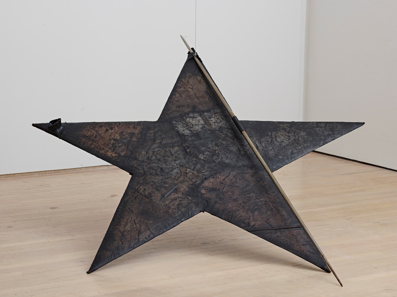 Gilberto Zorio (Andorno Micca, BI, 1944). "Stella per purificare le parole" 1978. Pelle, legno, acciaio e corda, stella 210 x 220 x 10 cm; giavellotto 262 cm. Mart, Museo di arte moderna e contemporanea di Trento e Rovereto.