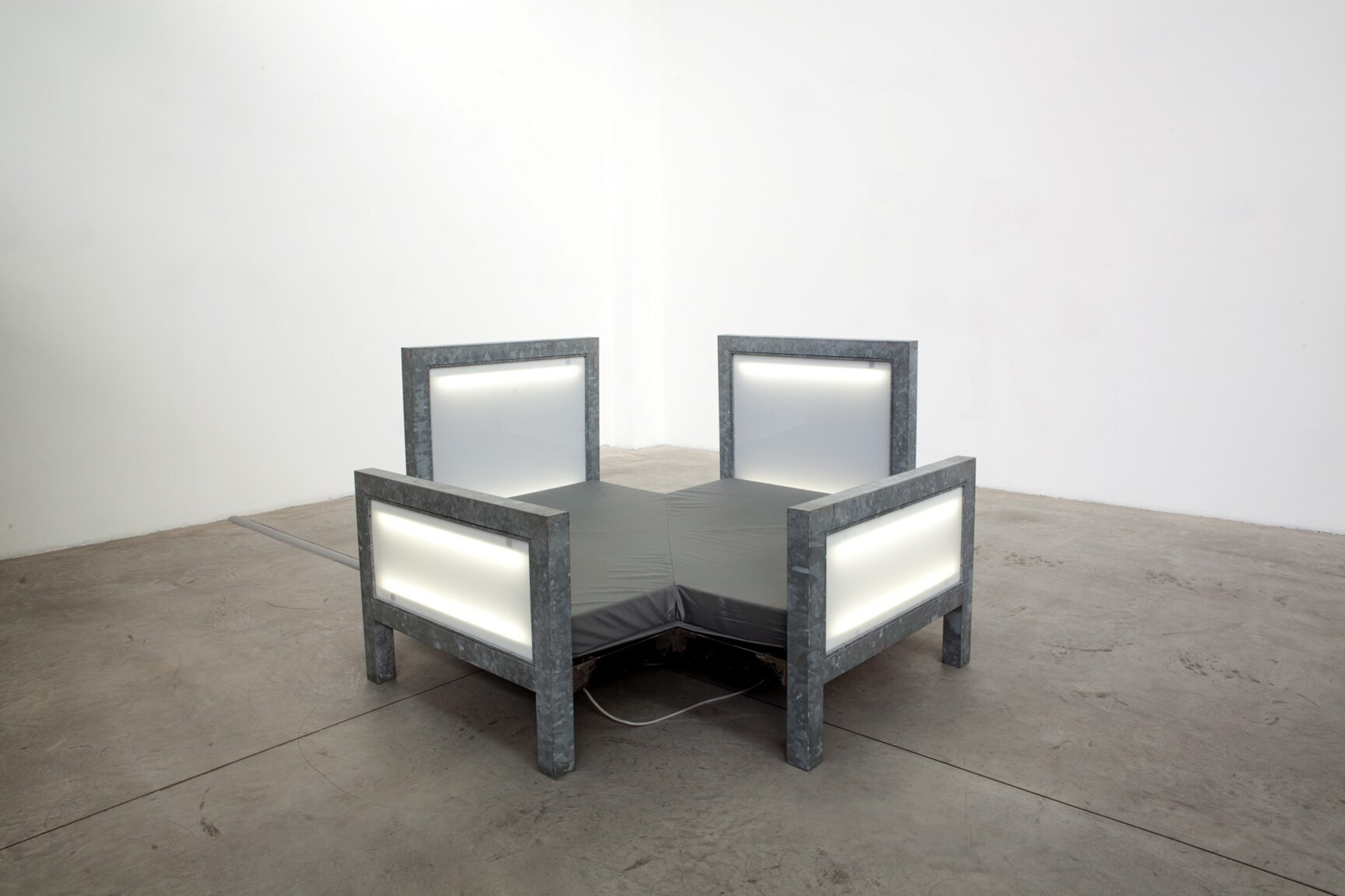 Vito Acconci "Multi-Bed" 1992. Ferro e lamiera zincata, pannelli in plexiglass specchiante, pannelli riflettori in plexiglassi, luci al neon, gommapiuma, nylon, cm 120 x 216 x 216 cm.