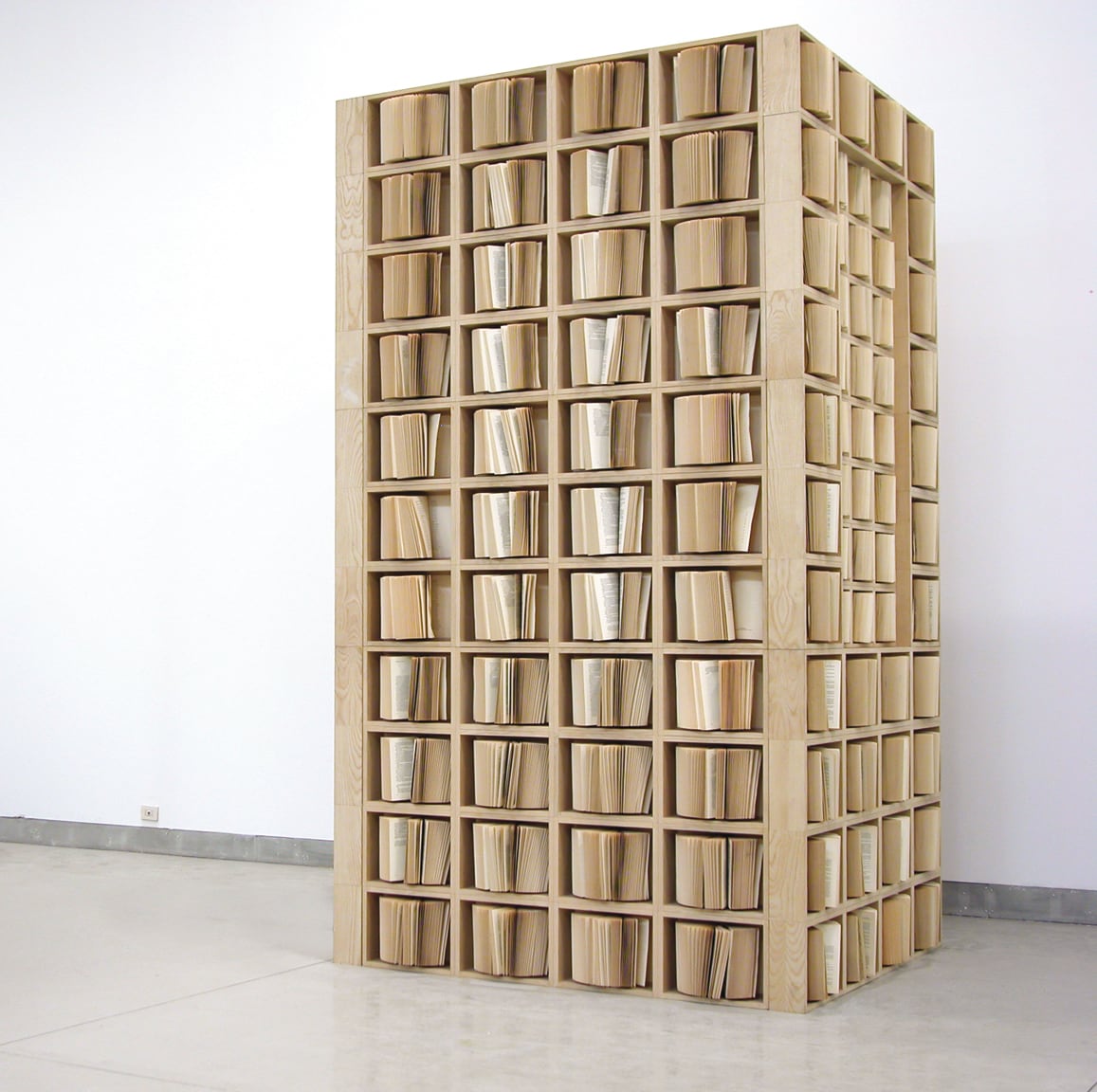Svetlana Kopystiansky, "Library", 1990. Struttura di legno, libri 300 x 180 x 180 cm