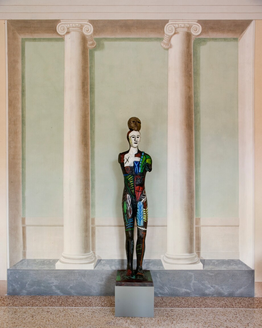 Mimmo Paladino, "Senza titolo", 1992. Bronzo dipinto a olio, 197 x 43 x 60 cm. Comodato dell’Associazione Amici del Museo Pecci .