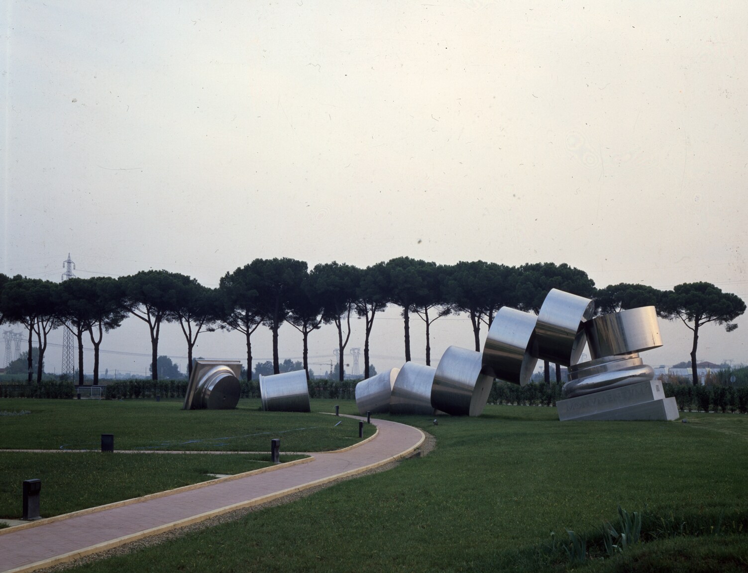 Anne e Patrick Poirier, "Exegi Monumentum Aere Perennius", 1988. Acciaio inossidabile,600 x 2200 x 670 cm. Donazione di Finanziaria Breda, Officine Galileo, SMA Segnalazione Marittima ed Aerea.