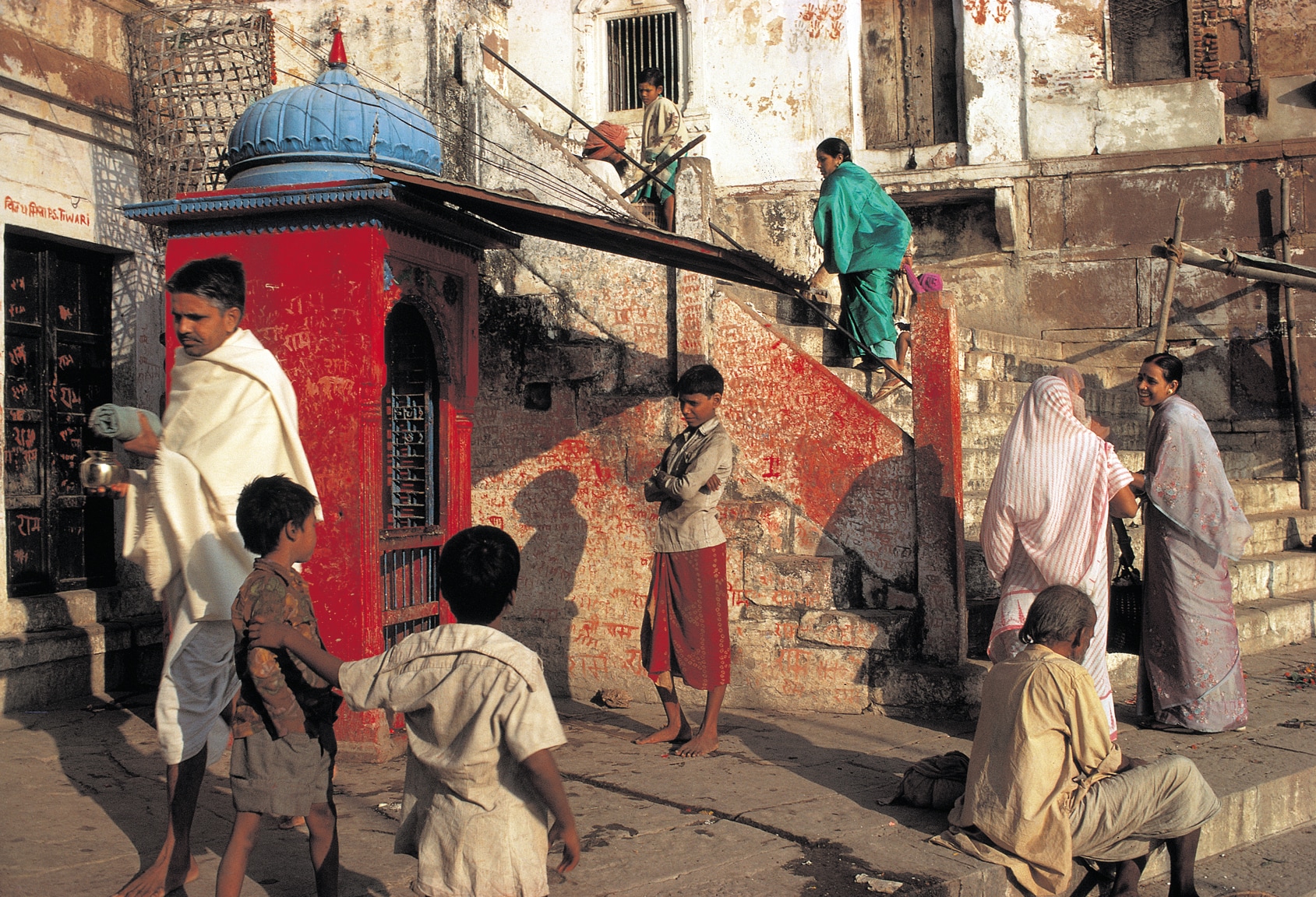 Raghubir Singh, "Morning on Pachganga Ghat, Benares. Utar Pradesh", 1985. Fotografia , stampa cromogenica, 80 x 120 cm. Stampa del 2001. Donazione degli eredi di Raghubir Singh.
