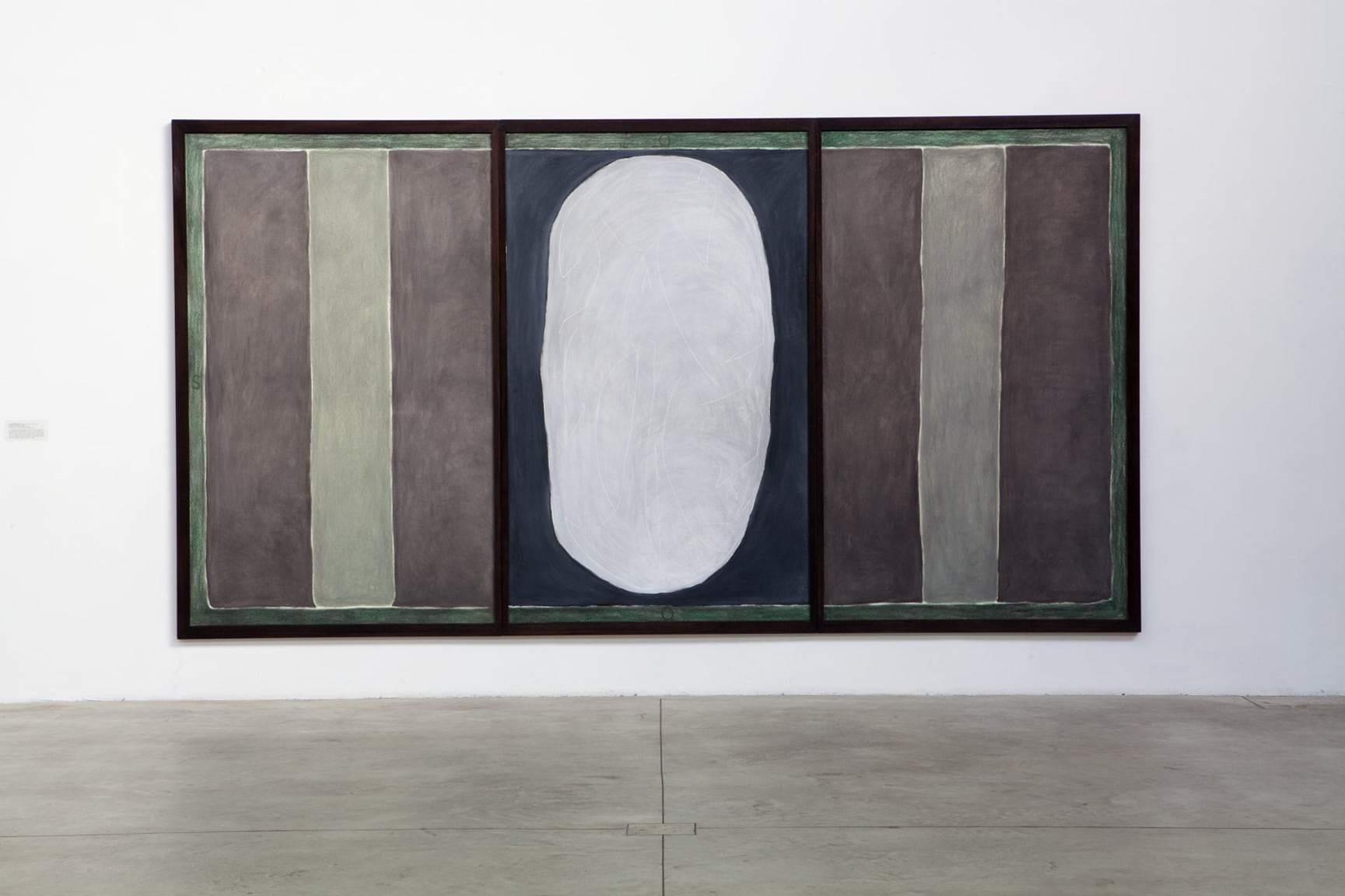 David Tremlett, "Solo (Made in Madras)" 1985. Pastello su carta, trittico, 258 x 480 cm.Comodato della Fondazione Cassa di Risparmio di Prato.