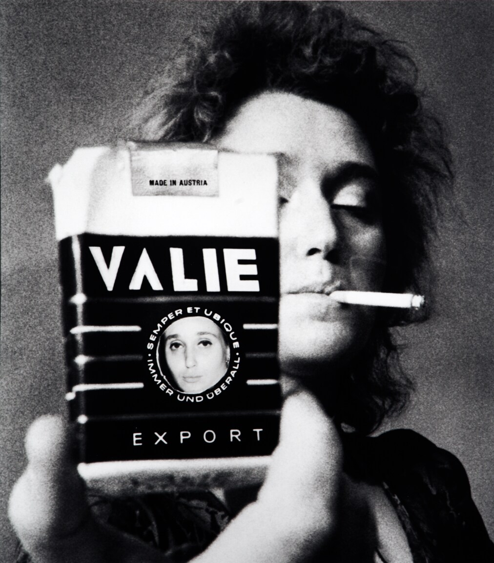 Valie Export, "Selfportrait: Transfer Identity", 1970. Fotografia b/n, edizione 2/5, stampa del 2000. Comodato della Fondazione Cassa di Risparmio di Prato.