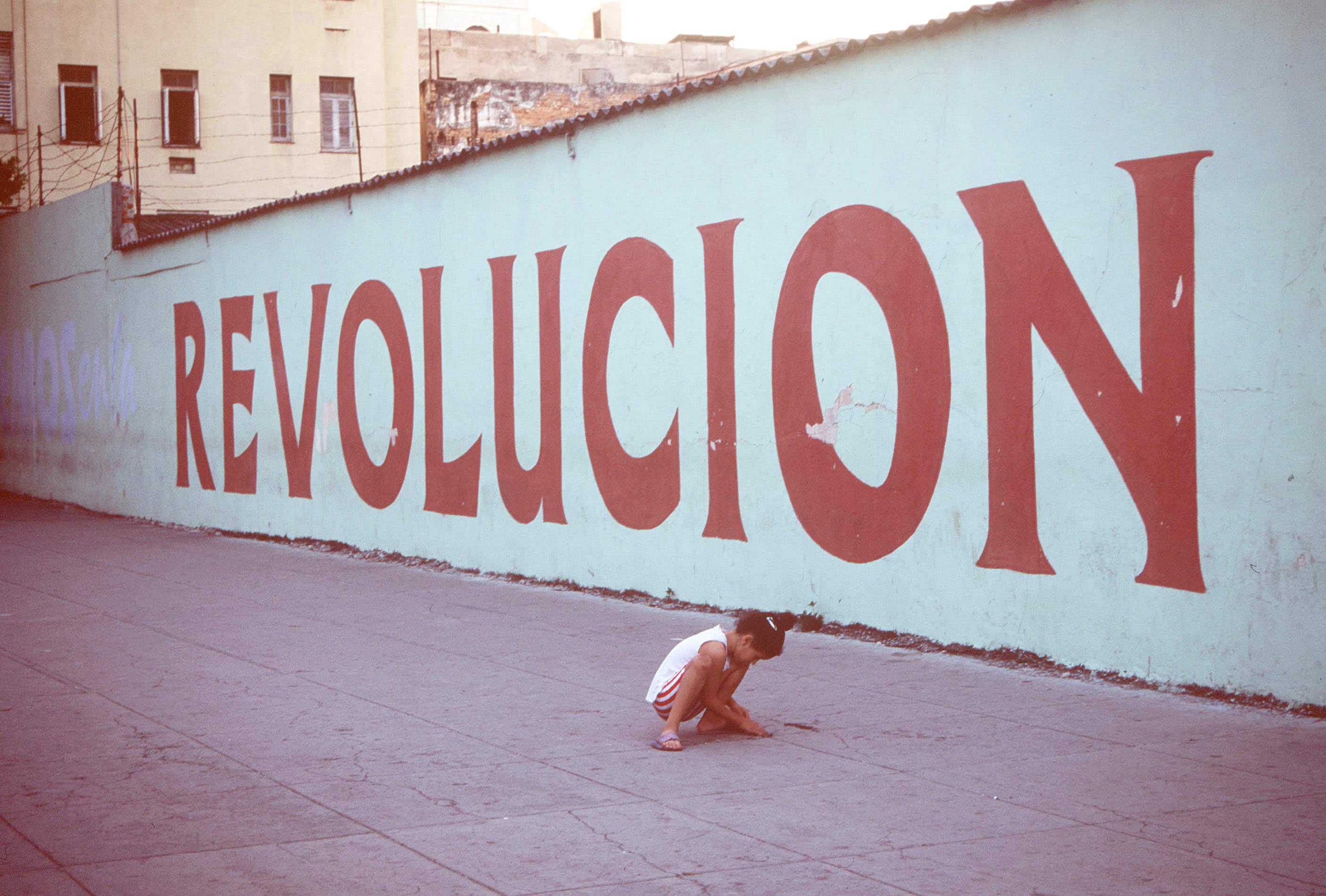 Santiago di Cuba, una scritta che ricorda la rivoluzione del 1958-1959