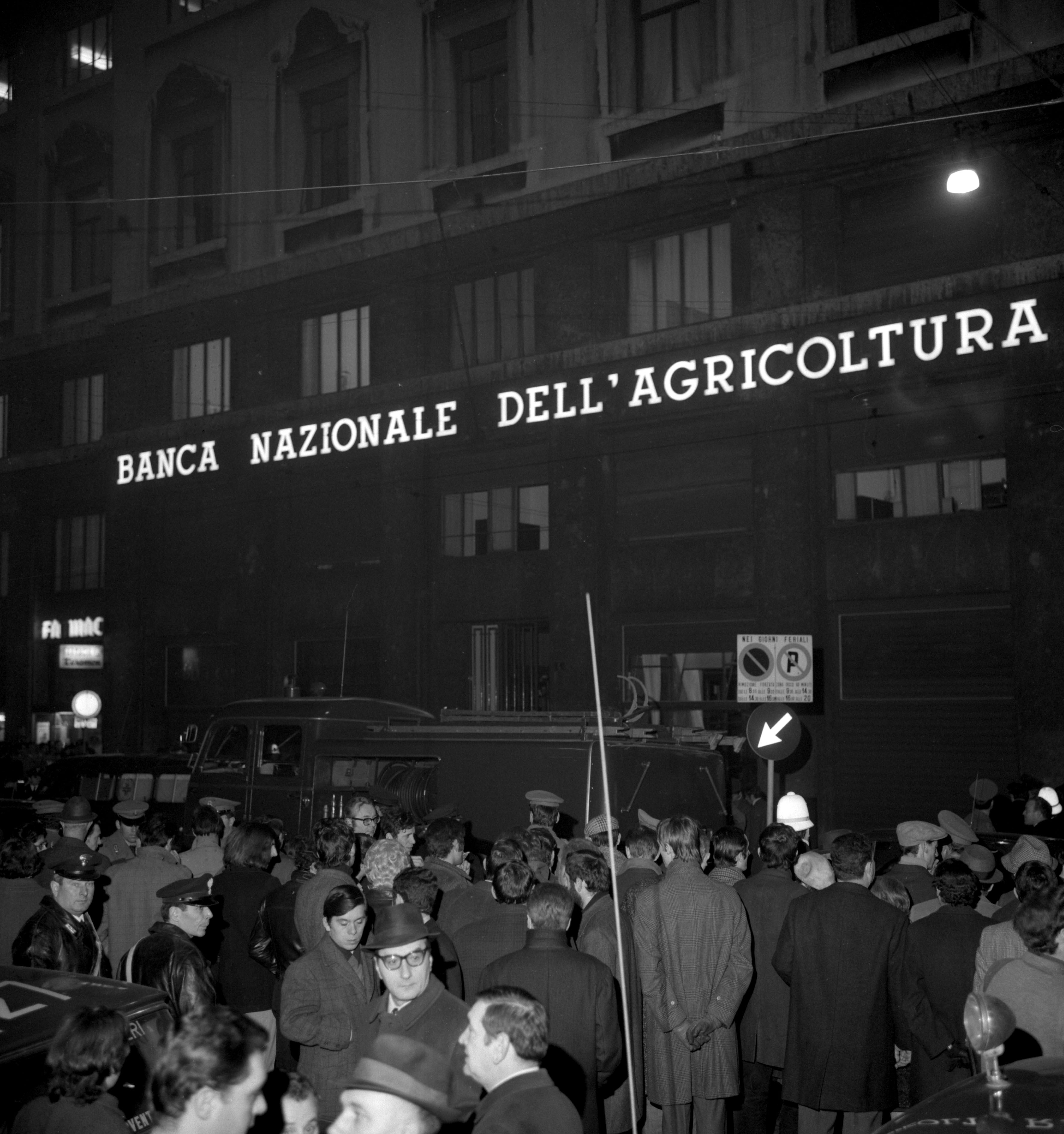 Una folla di gente comune e forze dell'ordine davanti alla Banca Nazionale dell'Agricoltura, dopo lo scoppio della bomba