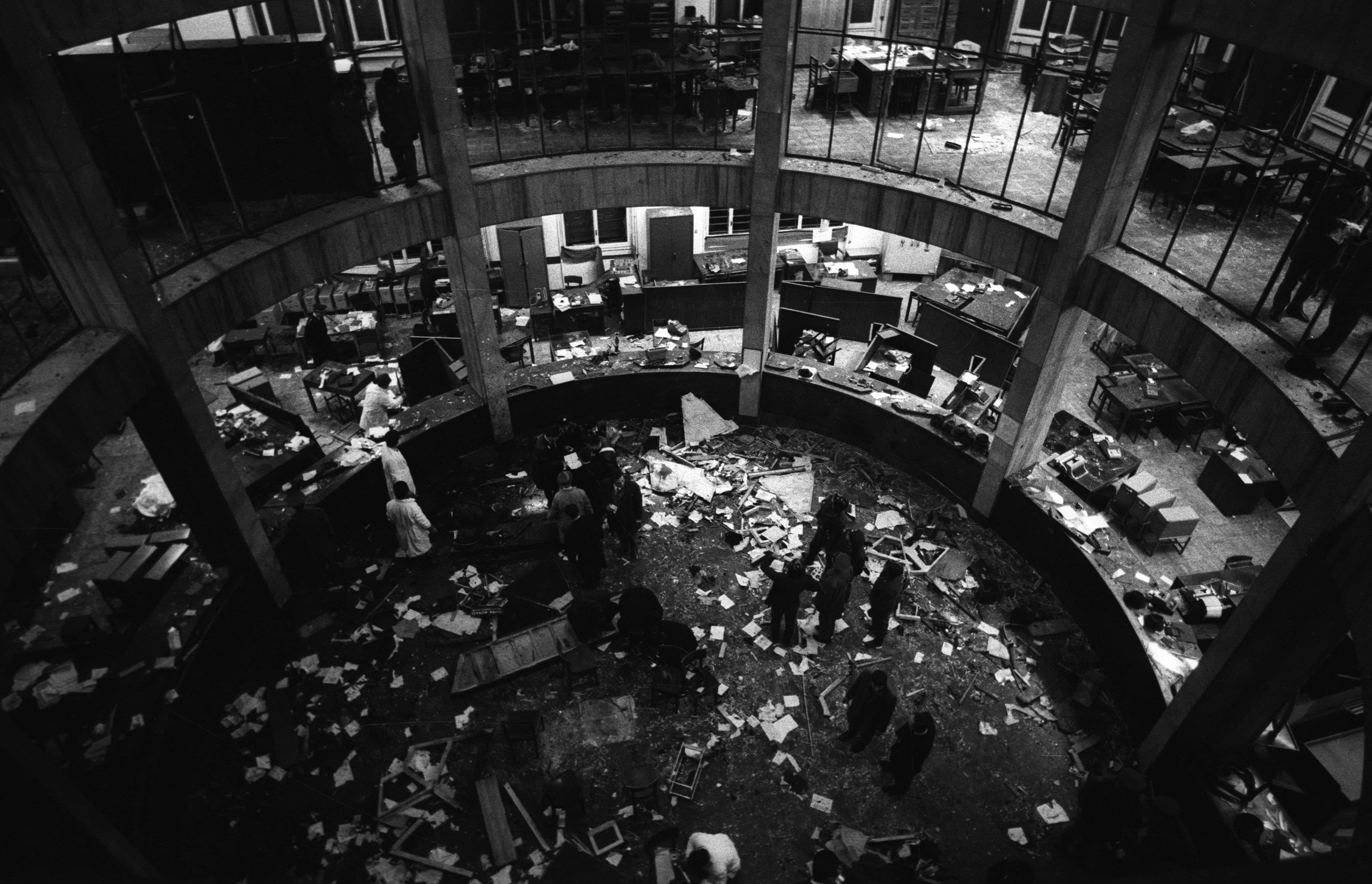 La cosiddetta "Rotonda" , come viene chiamato da dipendenti e clienti il salone circolare dove si affacciano gli sportelli della banca, subito dopo l'esplosione della bomba