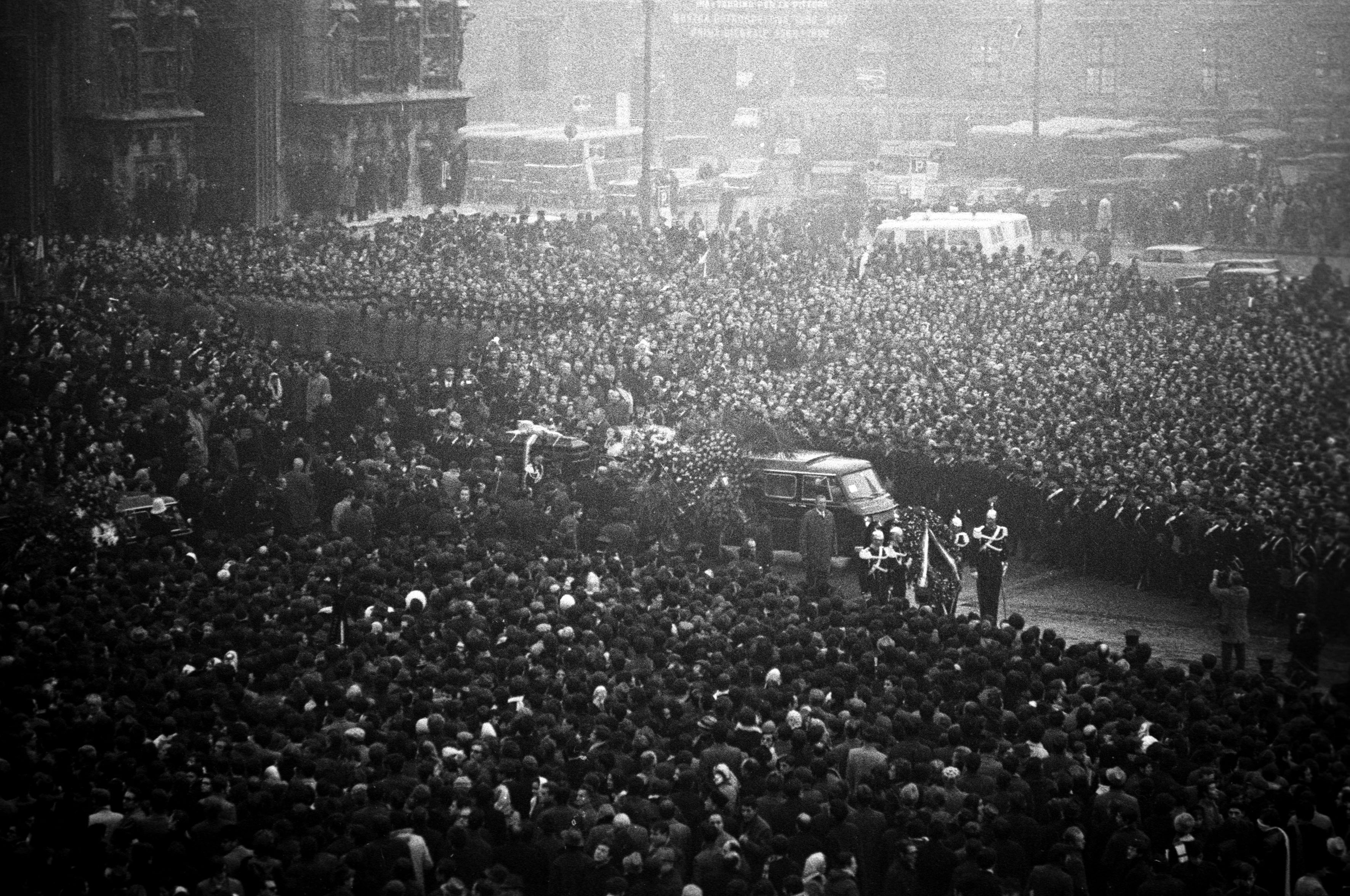 L'immensa folla di persone di fronte al Duomo il giorno dei funerali delle vittime