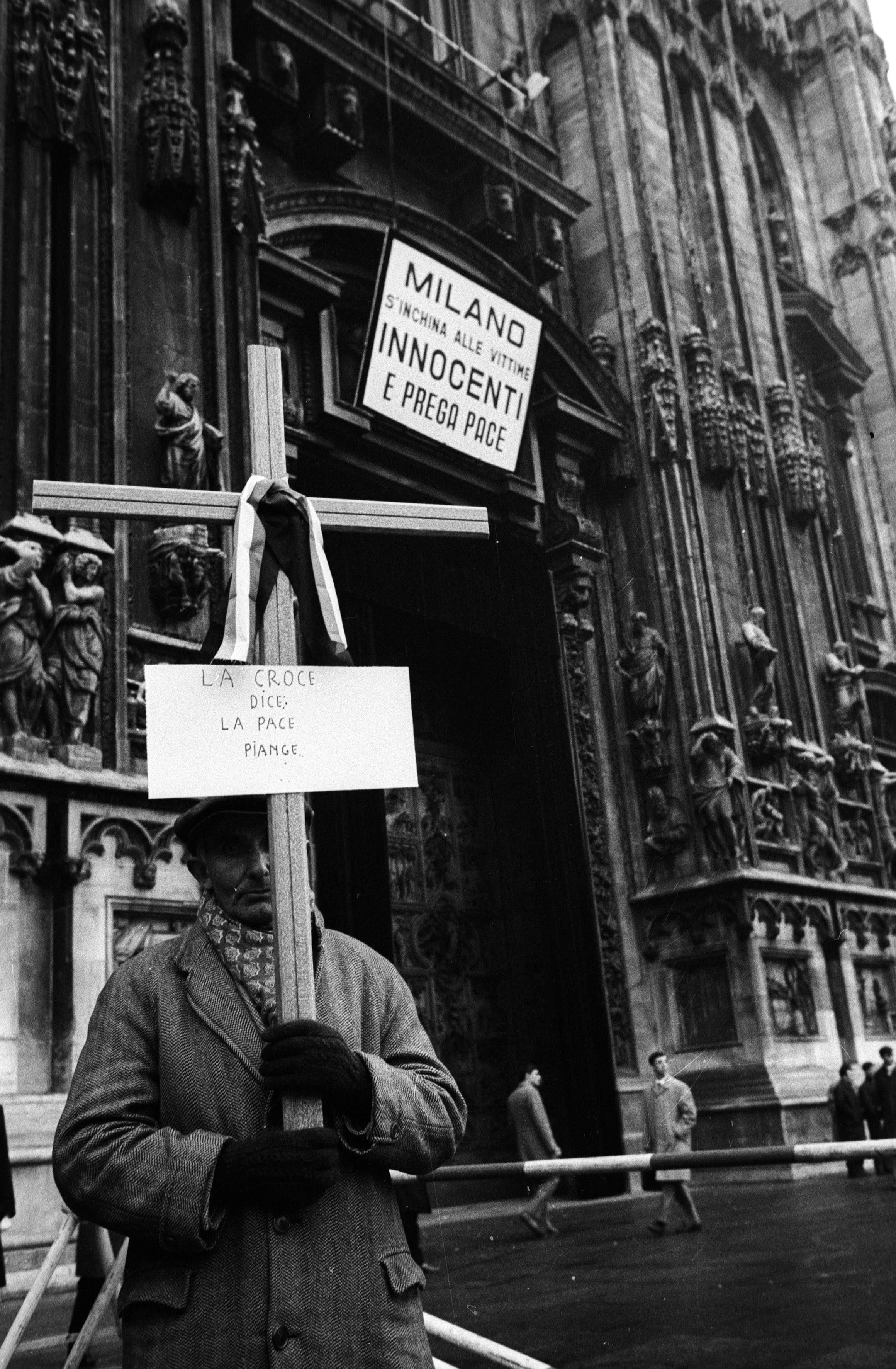 Una delle tante persone in piazza del Duomo ai funerali