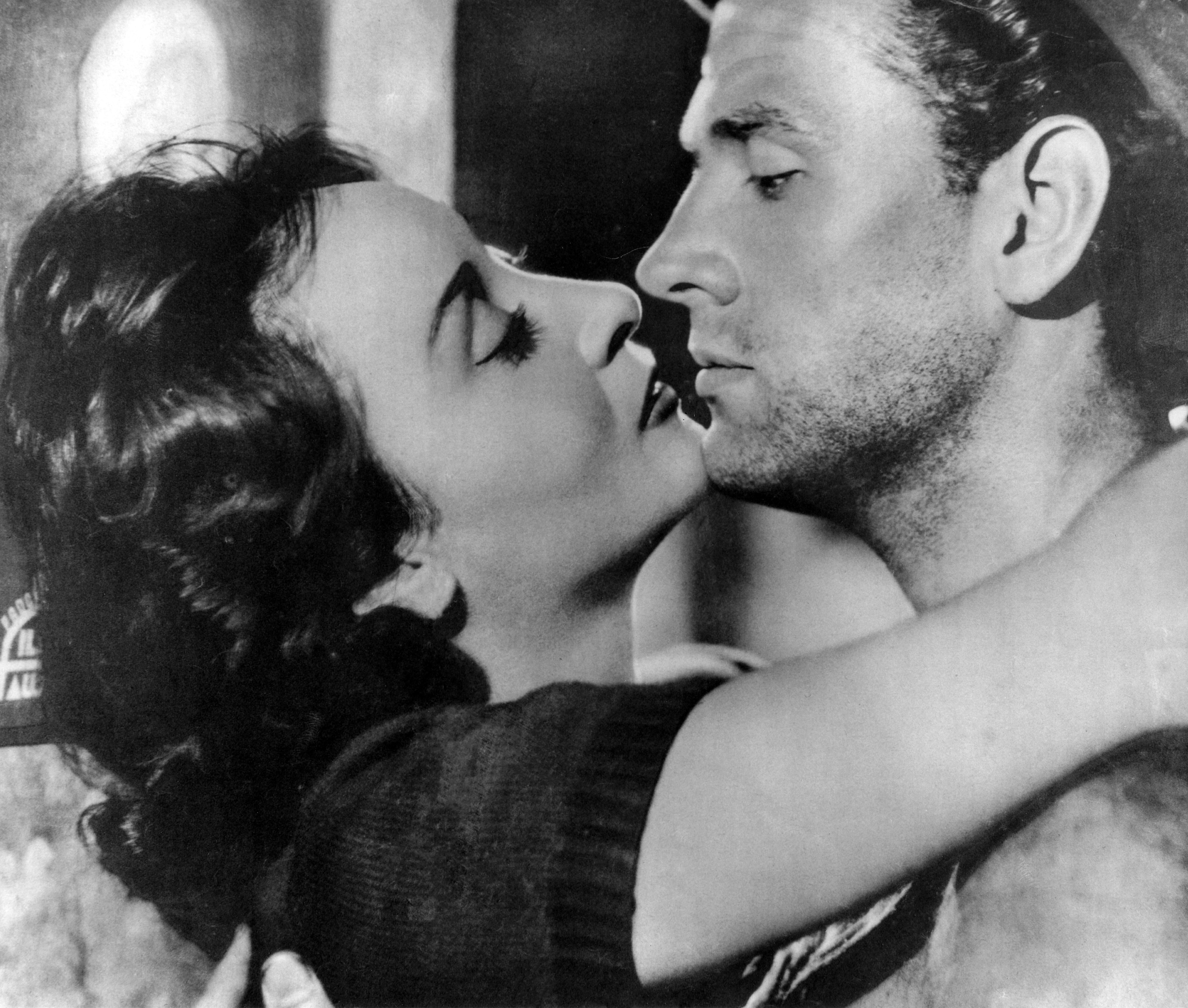 1943 Clara Calamai e Massimo Girotti in Ossessione di Luchino Visconti