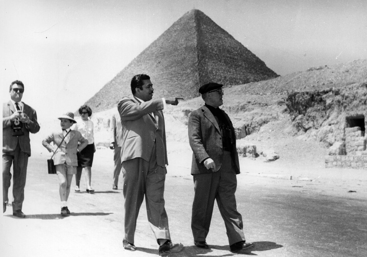 Zavattini in Egitto in visita alle piramidi