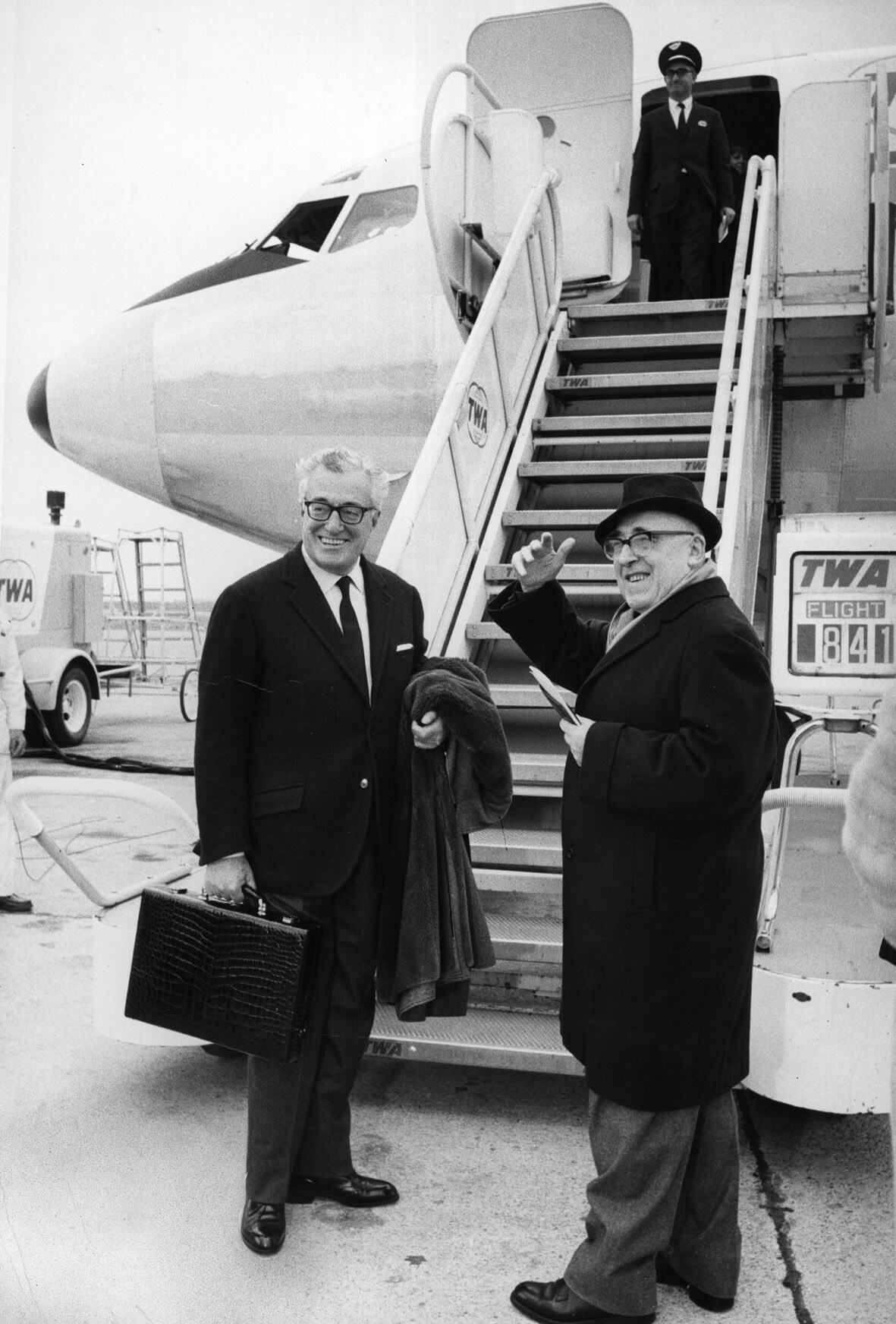 Cesare Zavattini e De Sica all’aeroporto di Fiumicino in partenza per New York col volo TWA 841 del 7 febbraio 1966