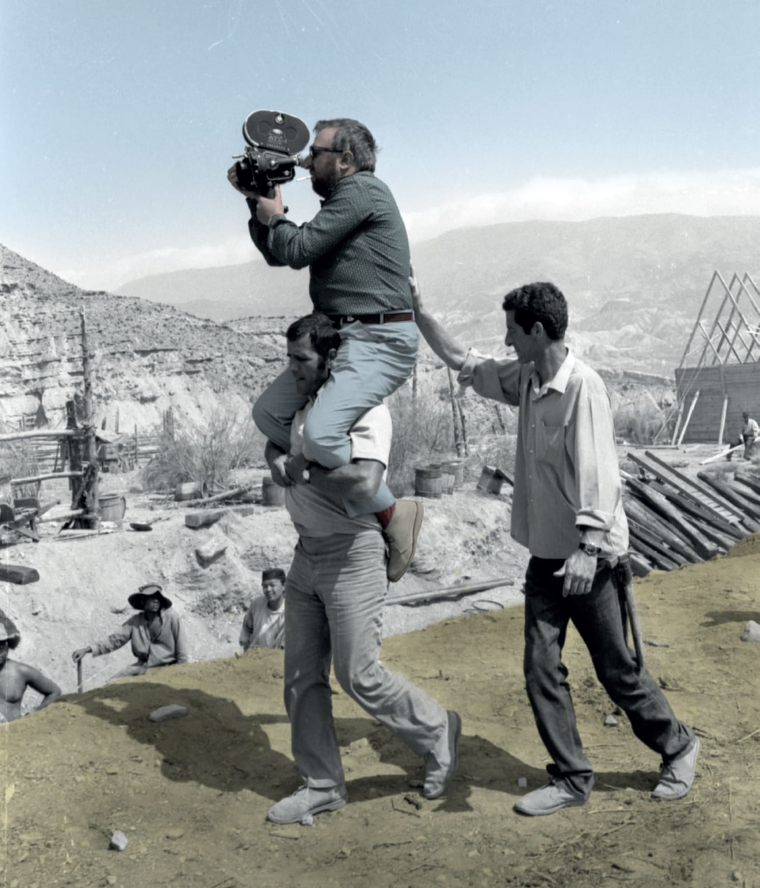 Sergio Leone sul set di C'era una volta il West. Foto di Angelo Novi