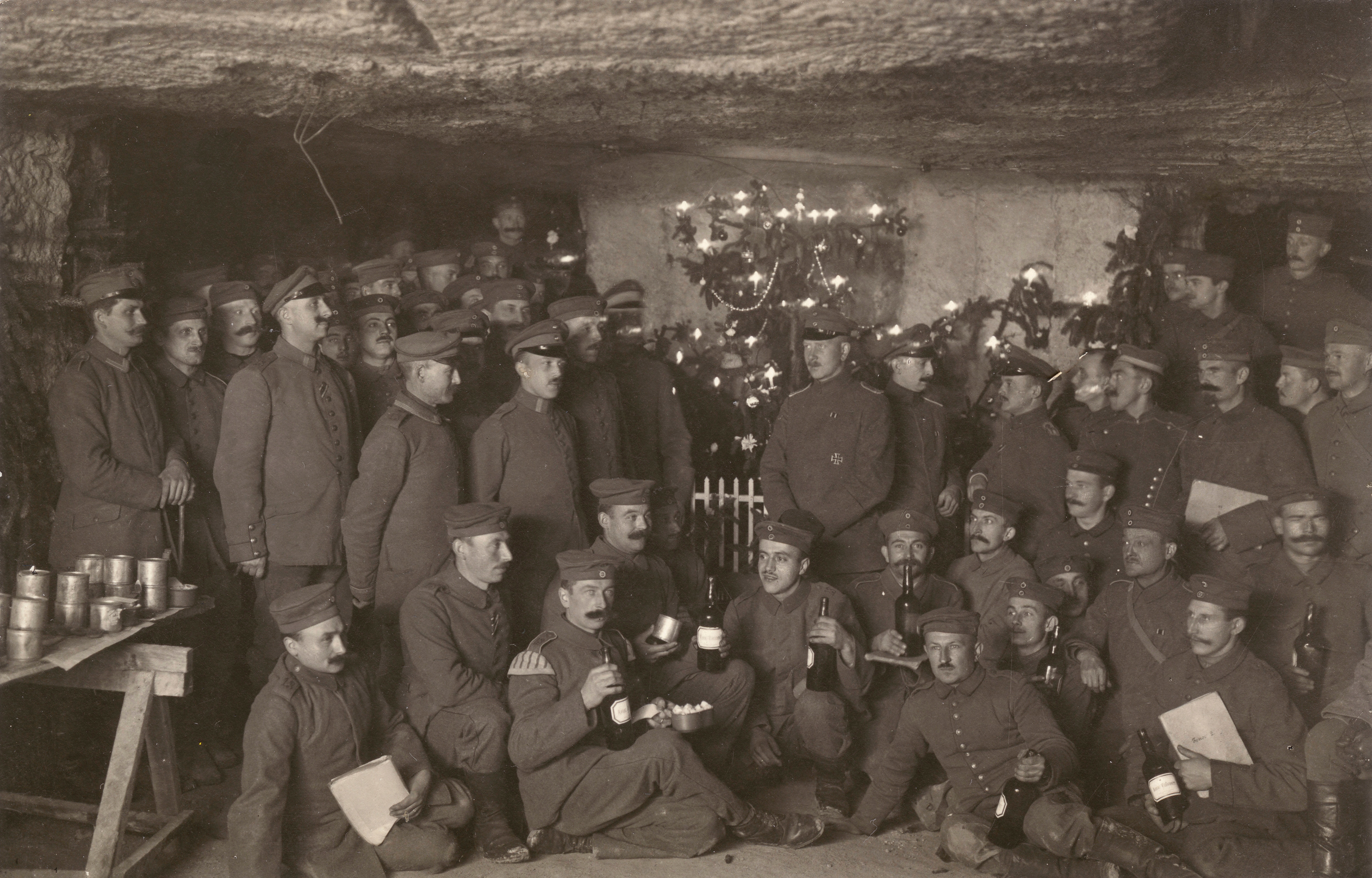 Soldati tedeschi celebrano il Natale rifugiati in una grotta, nel 1915