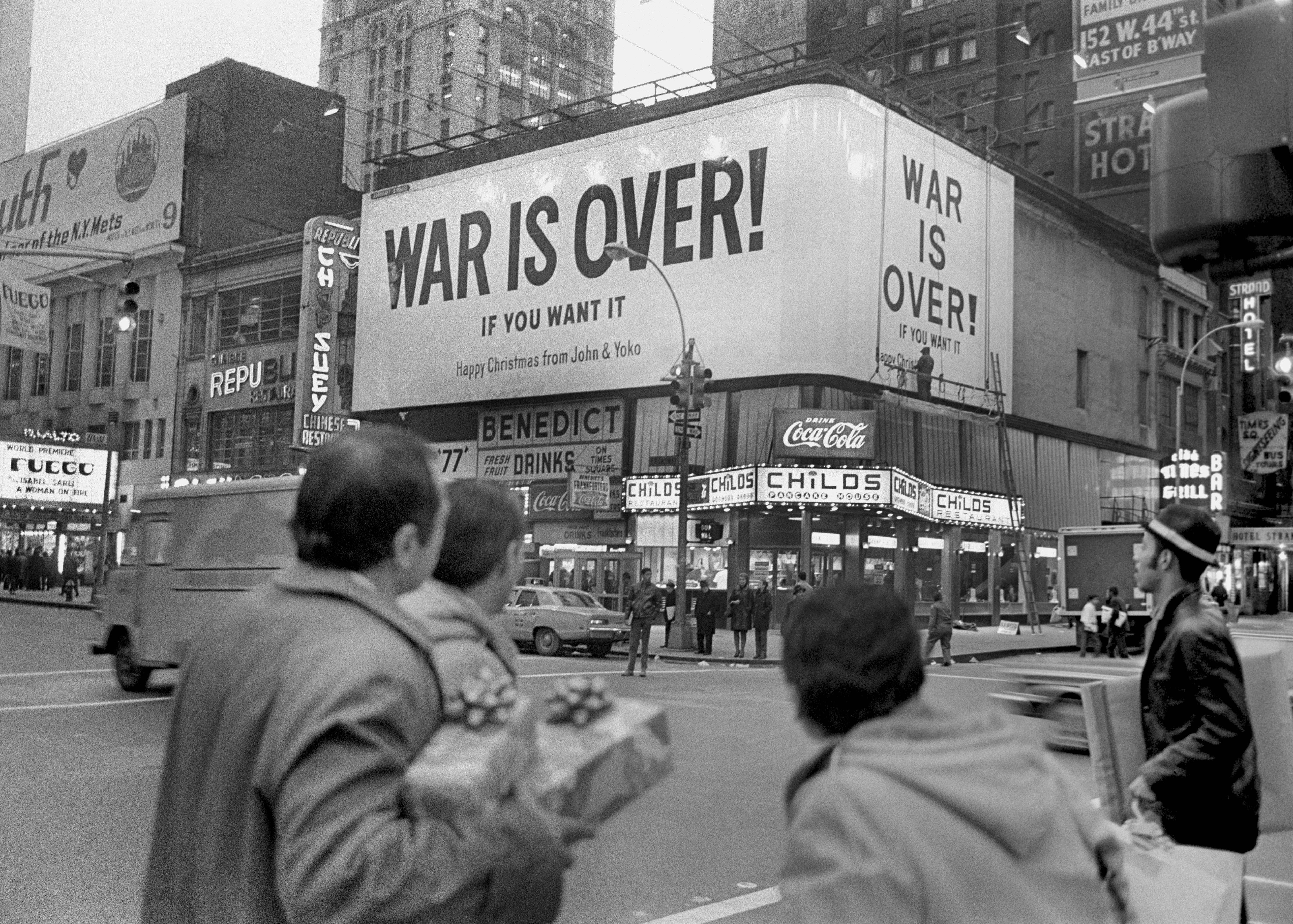 Un messaggio di buon Natale di John Lennon e Yoko Ono a Times Square, nel 1969