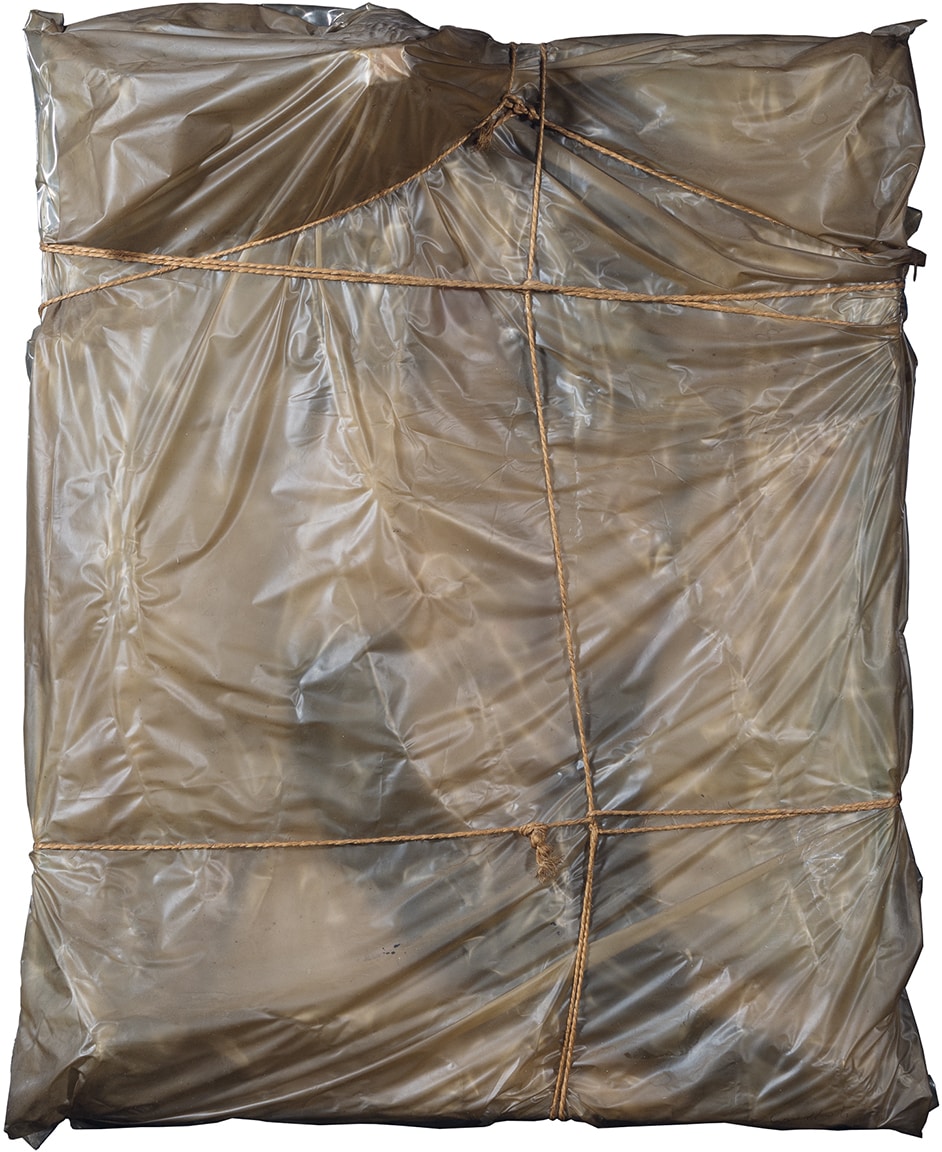 Christo - Empaquetage, 1963 - Oggetti, plastica e spago su tela 85 x 70 x 18 cm - Stato Italiano, in consegna al Segretariato regionale del Ministero per i beni e le attività culturali per la Lombardia / In comodato al Comune di Bergamo per la GAMeC - Foto: © Roberto Morelli / Scalpendi editore 