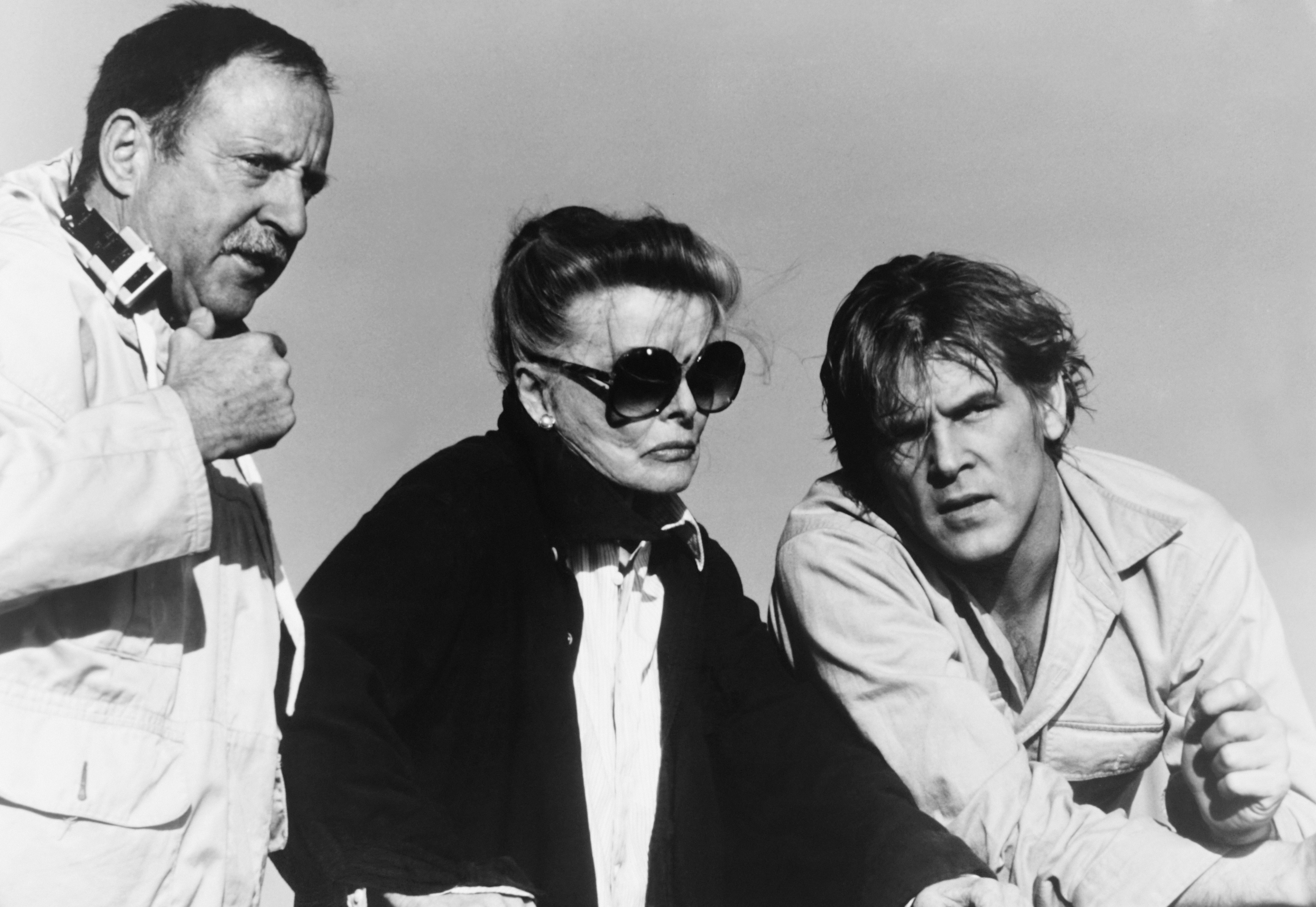 (da sinistra) Anthony Harvey, Katharine Hepburn e Nick Nolte sul set del film Agenzia omicidi (1984)