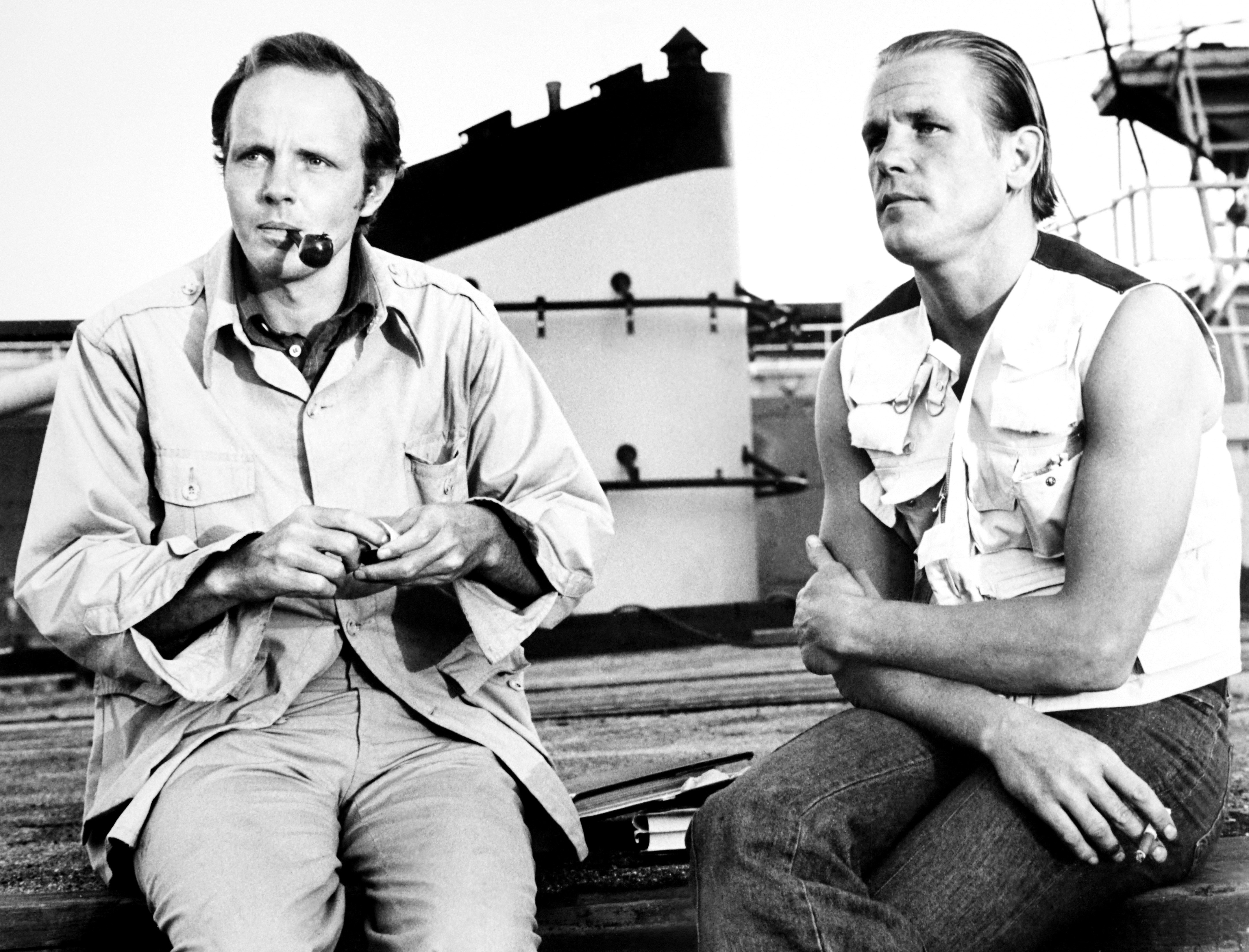 Michael Moriarty e Nick Nolte in una pausa dalle riprese del film I guerrieri dell'inferno (1978)