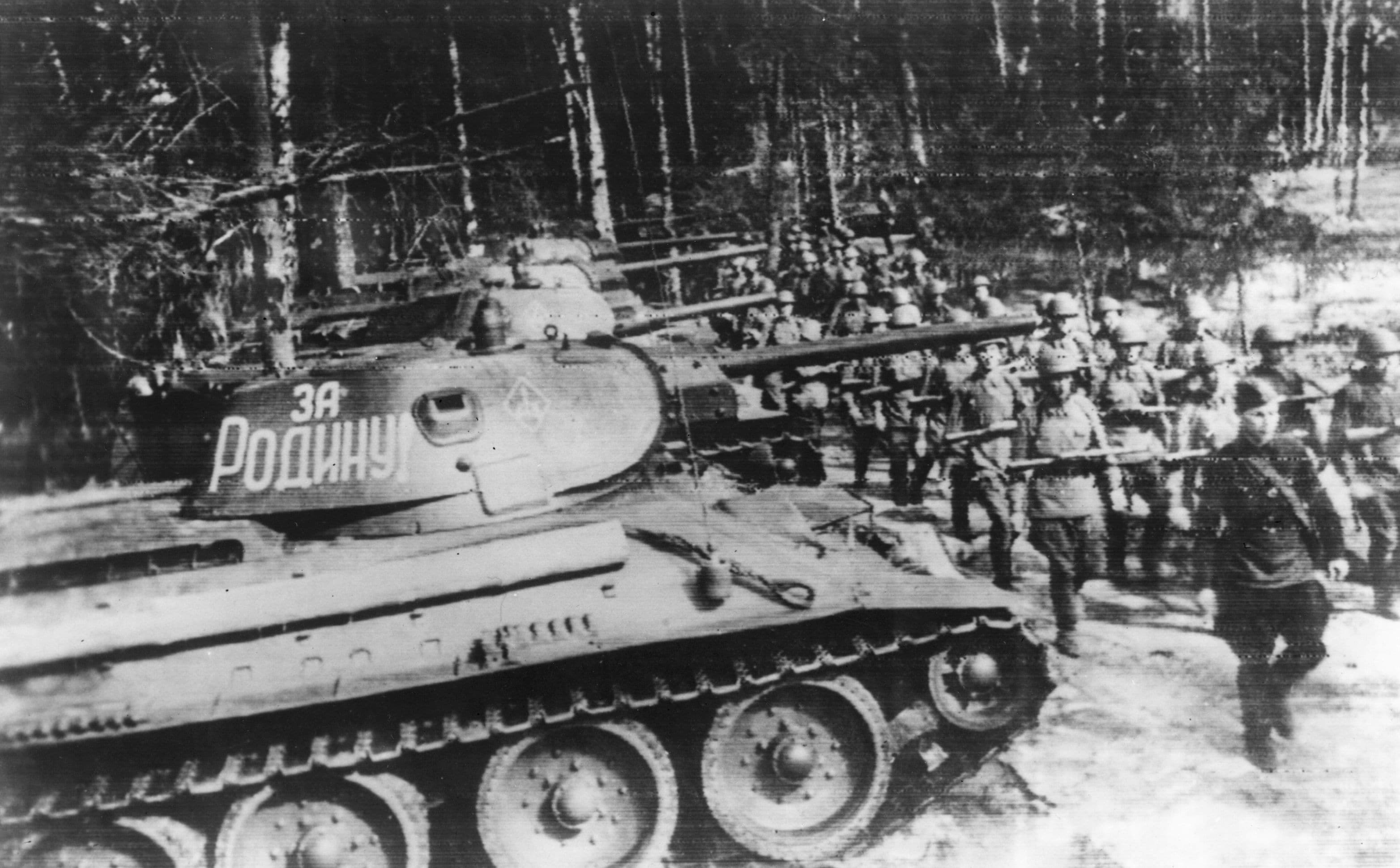 Carri armati dell'Armata Rossa, che per prima giungerà a liberare il campo di Auschwitz