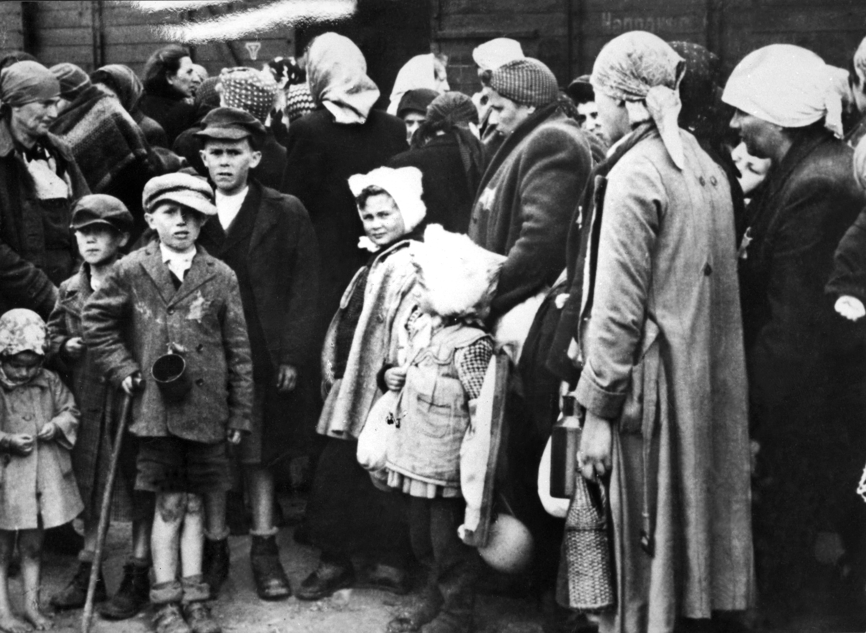 Prigionieri in arrivo al campo di Auschwitz, al quale giungevano con un lungo e drammatico viaggio in treno