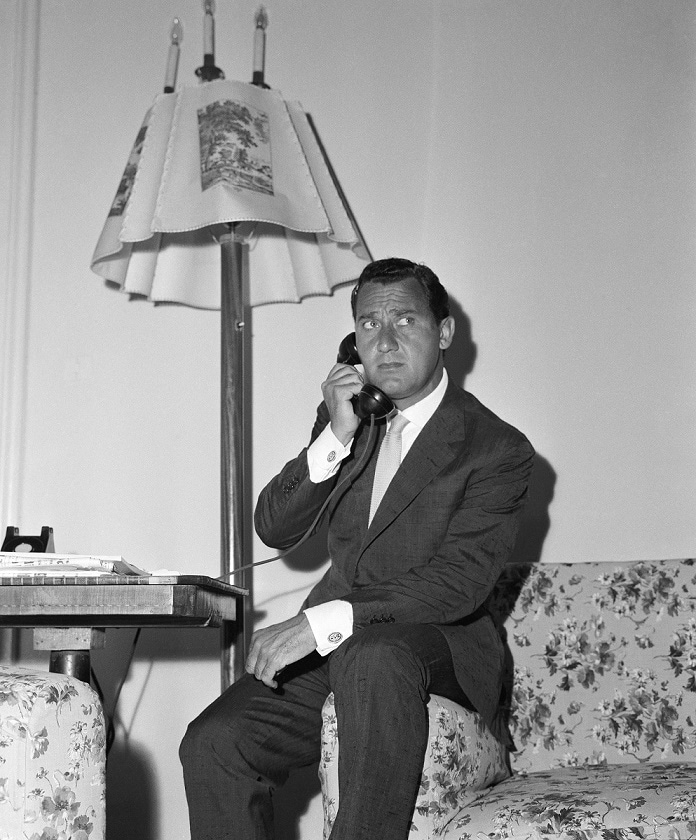 Alberto Sordi nella sua casa negli anni ‘60. Archivio storico Luce 