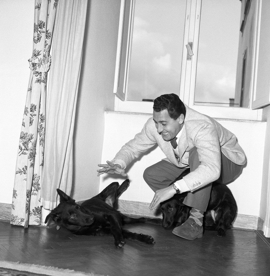 Alberto Sordi in casa con uno dei suoi cani, 1955. @Reporters Associati & Archivi Srl 