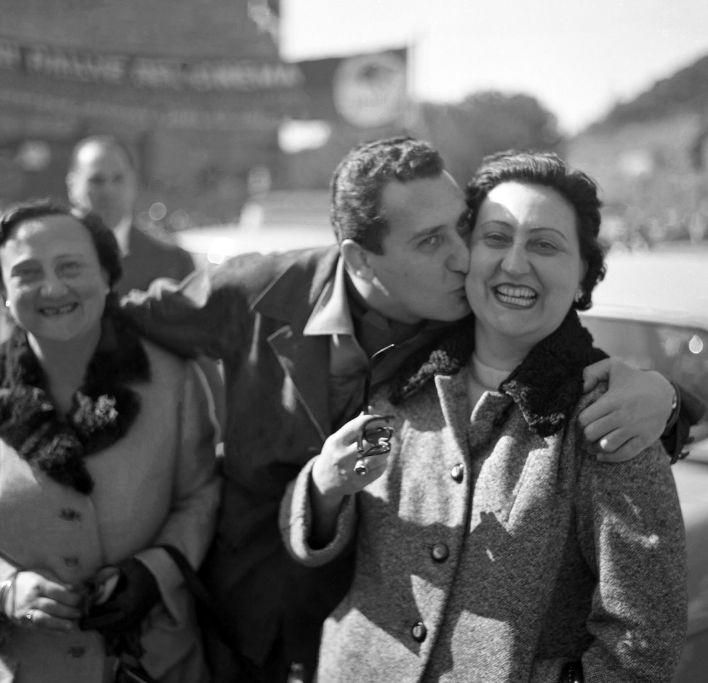 Sordi con le sorelle Aurelia e Savina al III Rallye del cinema, 1956. @Reporters Associati & Archivi Srl 