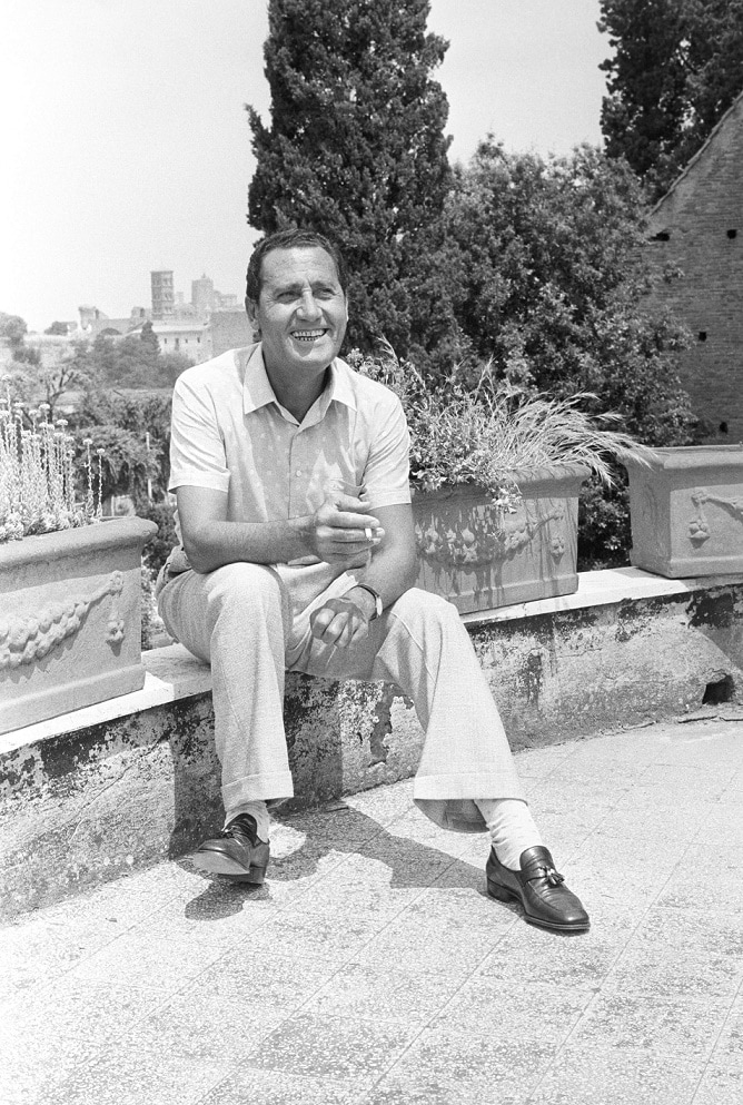 Sordi nel giardino della sua villa romana durante un'intervista, 1974. @Reporters Associati & Archivi Srl 