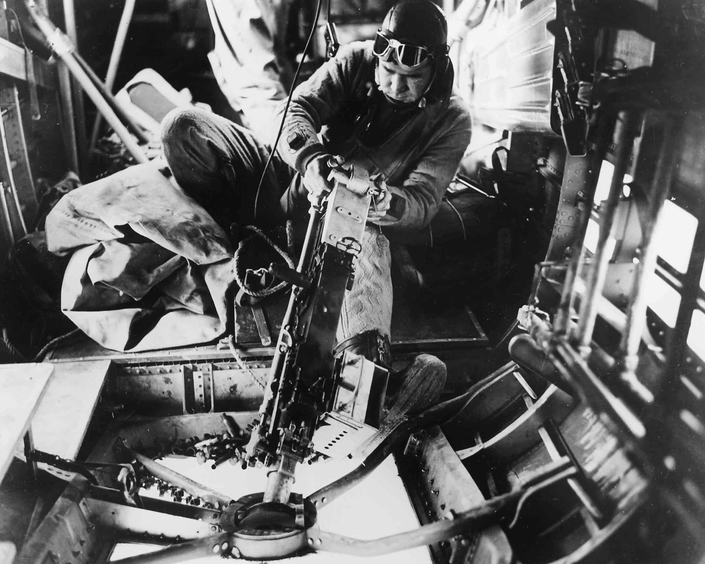 1942. Il sergente William Watts spara con la mitragliatrice contro il nemico durante un combattimento aereo. Autore sconosciuto. © courtesy Franklin D. Roosevelt Library Public Domain Photographs, 1882 - 1962 Collection/ U.S. National Archives and Records Administration