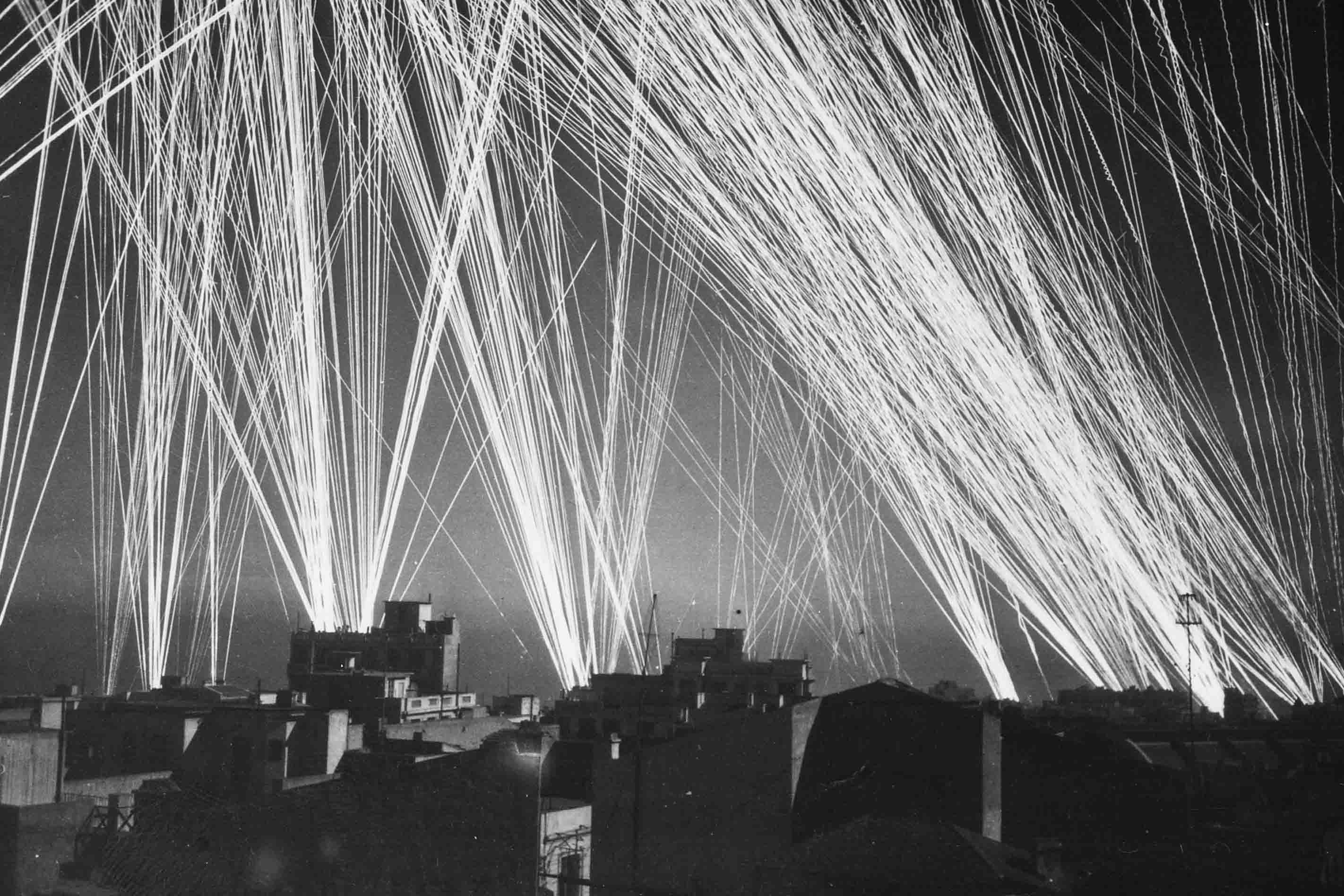 1943. Fuoco della contraerea durante un raid nazista su Algeri. Autore sconosciuto. © courtesy U.S. National Archives and Records Administration