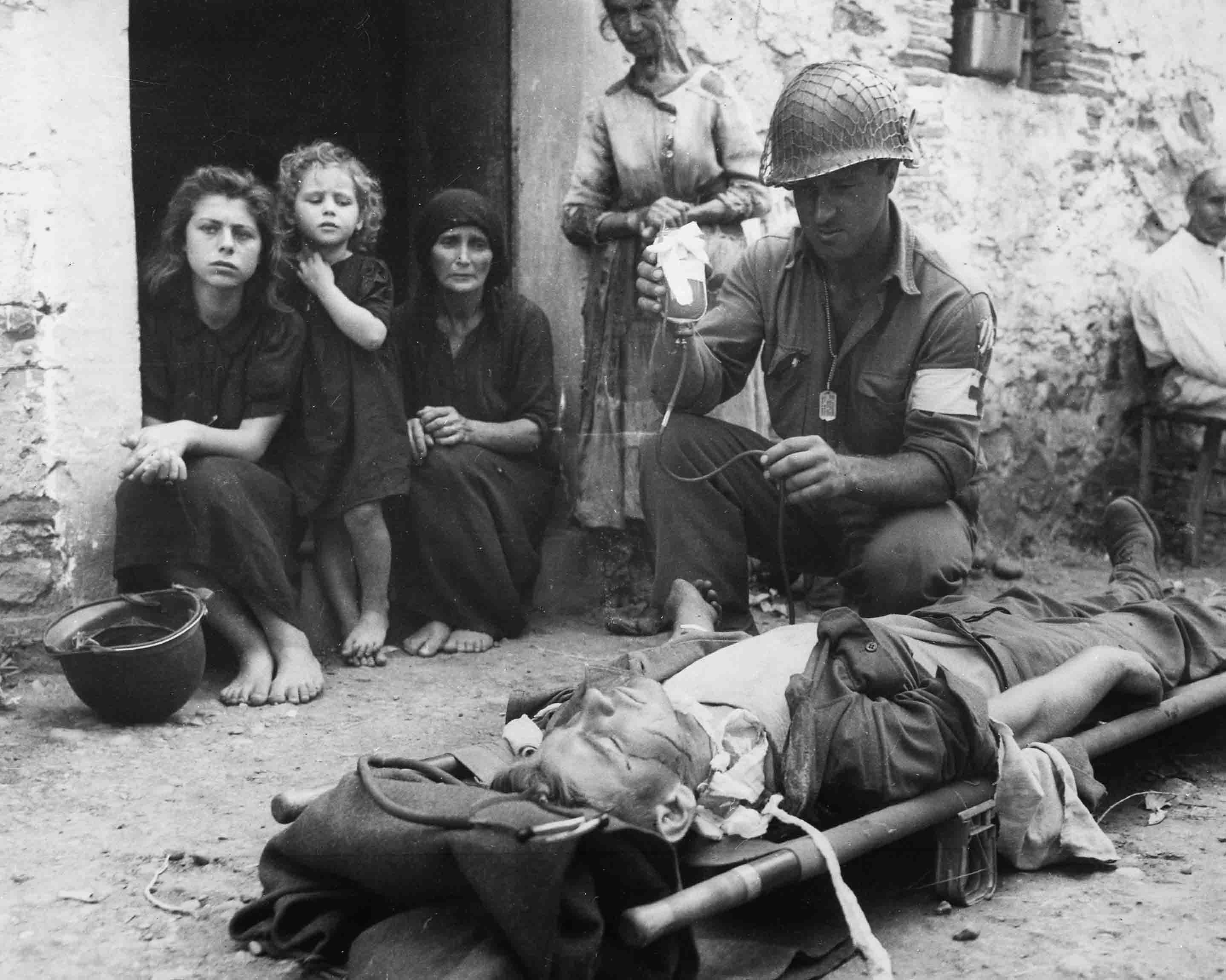 9 agosto 1943. Al soldato semplice Roy Humphrey viene dato sangue dal soldato Harvey White. Sicilia, Italia. Autore sconosciuto. © courtesy U.S. National Archives and Records Administration