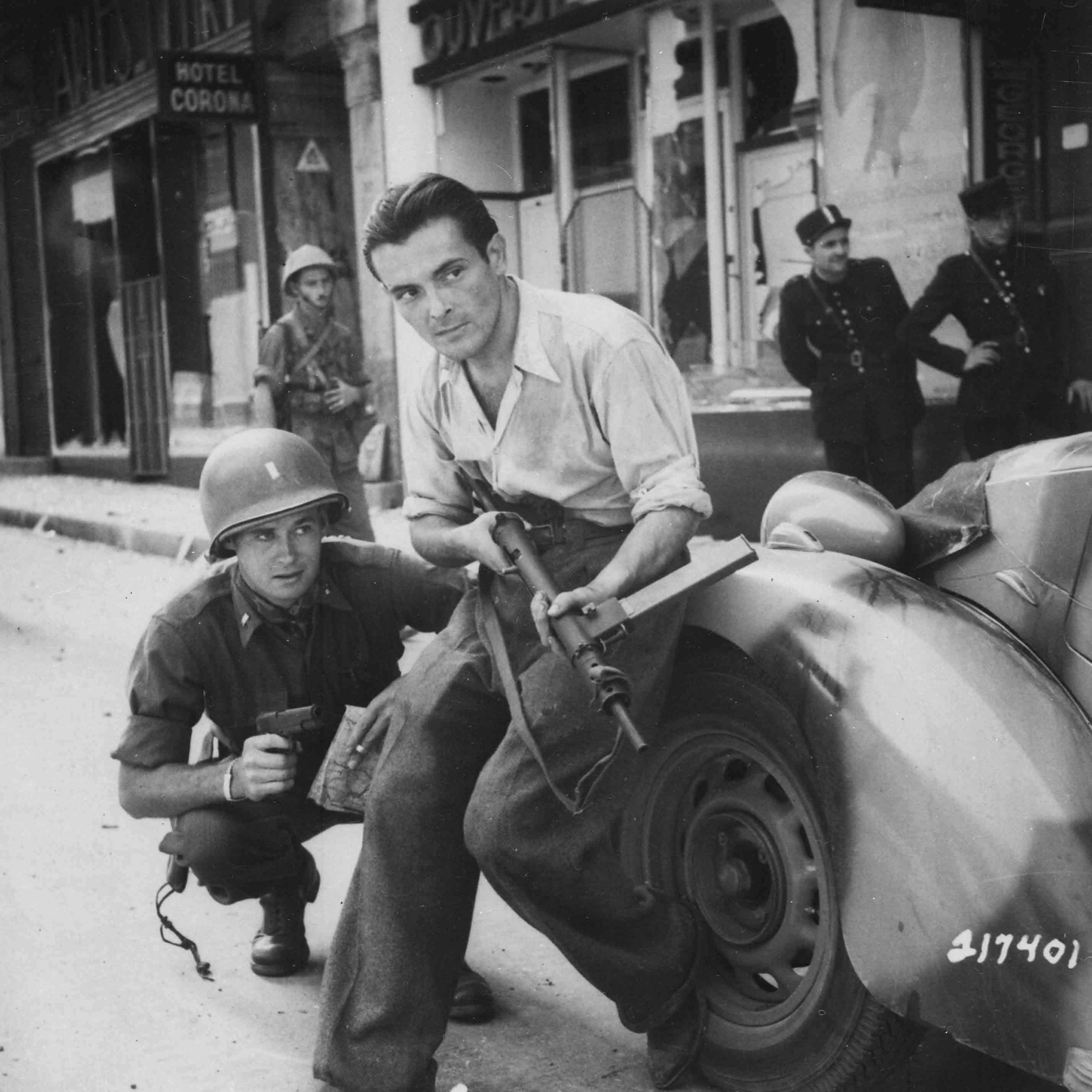 Estate, 1944. Un ufficiale americano e un partigiano francese durante un combattimento in strada in una città francese. Autore sconosciuto. © courtesy U.S. National Archives and Records Administration