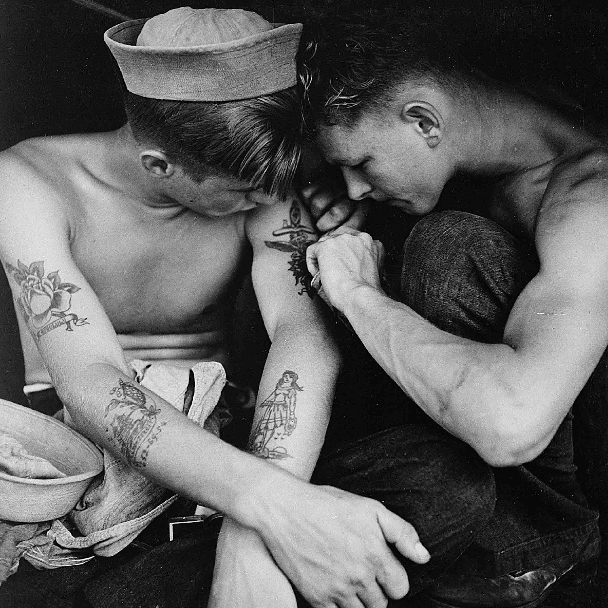 Dicembre 1944. Marinaio con molti tatuaggi a bordo della USS New Jersey. Autore Charles Fenno Jacobs (1904–1974). © courtesy U.S. Navy / U.S. National Archives and Records Administration