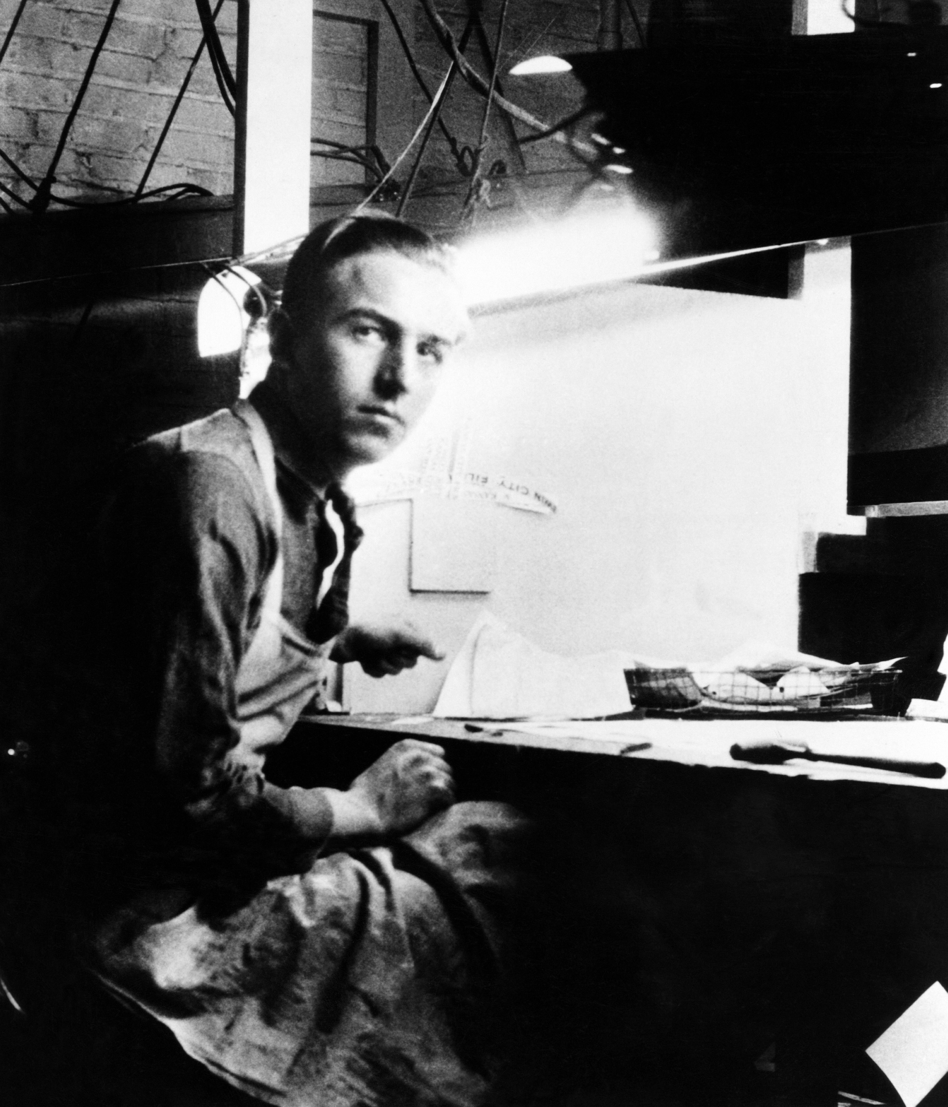 Walt Disney a vent'anni, in Kansas City, al lavoro nel suo primo incarico di libero professionista di disegnare carta intestata e pubblicità in un piccolo ufficio di giornali